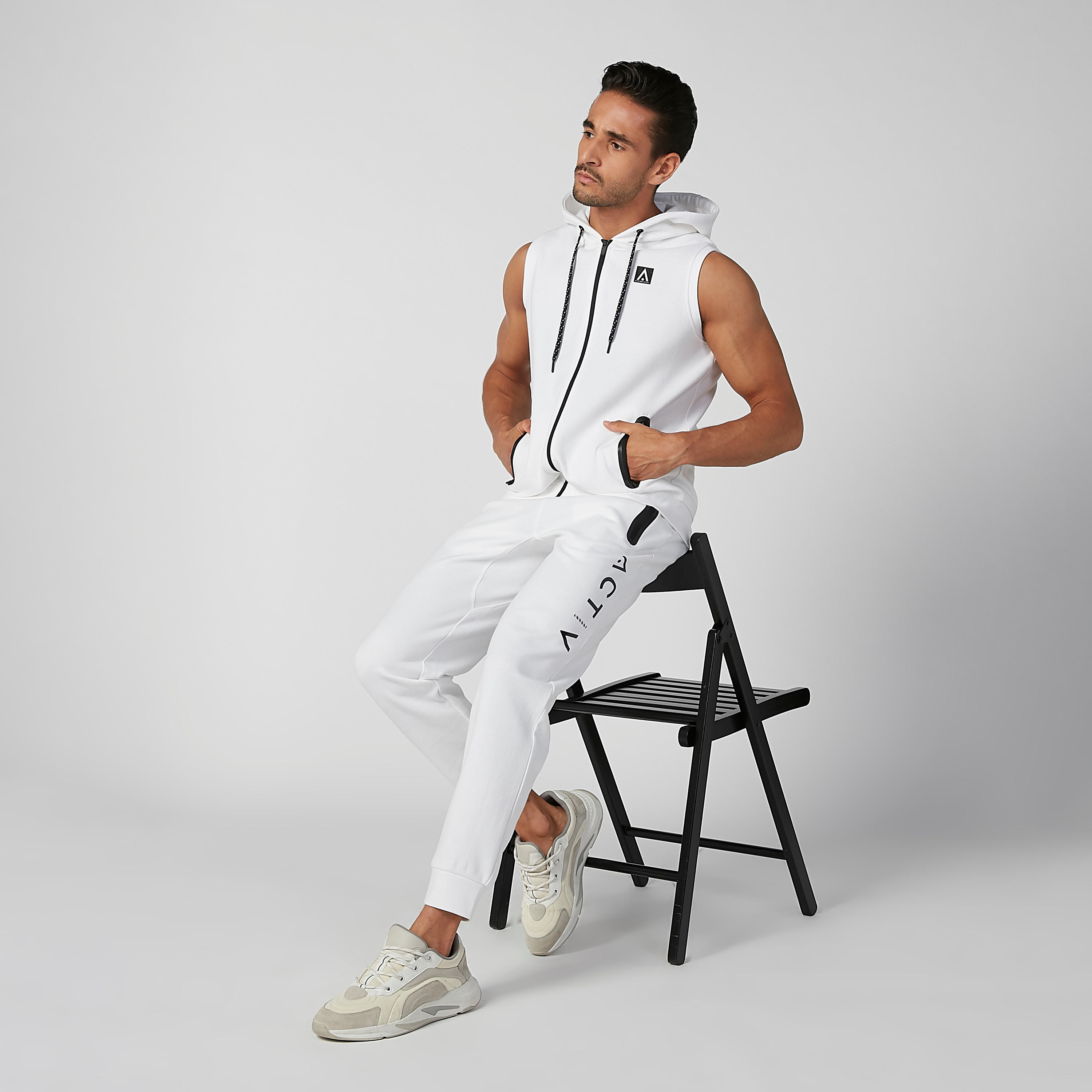 جاكيت دون أكمام بقبّعة وجيوب كانجارو وطبعات-men-clothing-jacketsandblazers-jackets-image-2