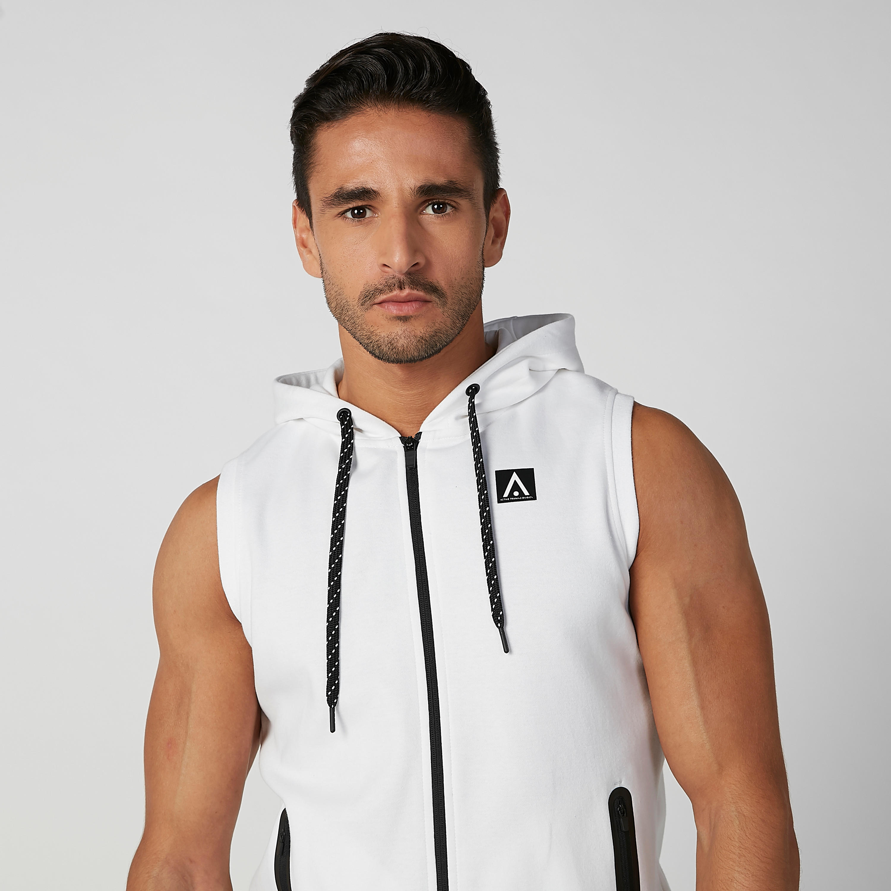 جاكيت دون أكمام بقبّعة وجيوب كانجارو وطبعات-men-clothing-jacketsandblazers-jackets-image-3