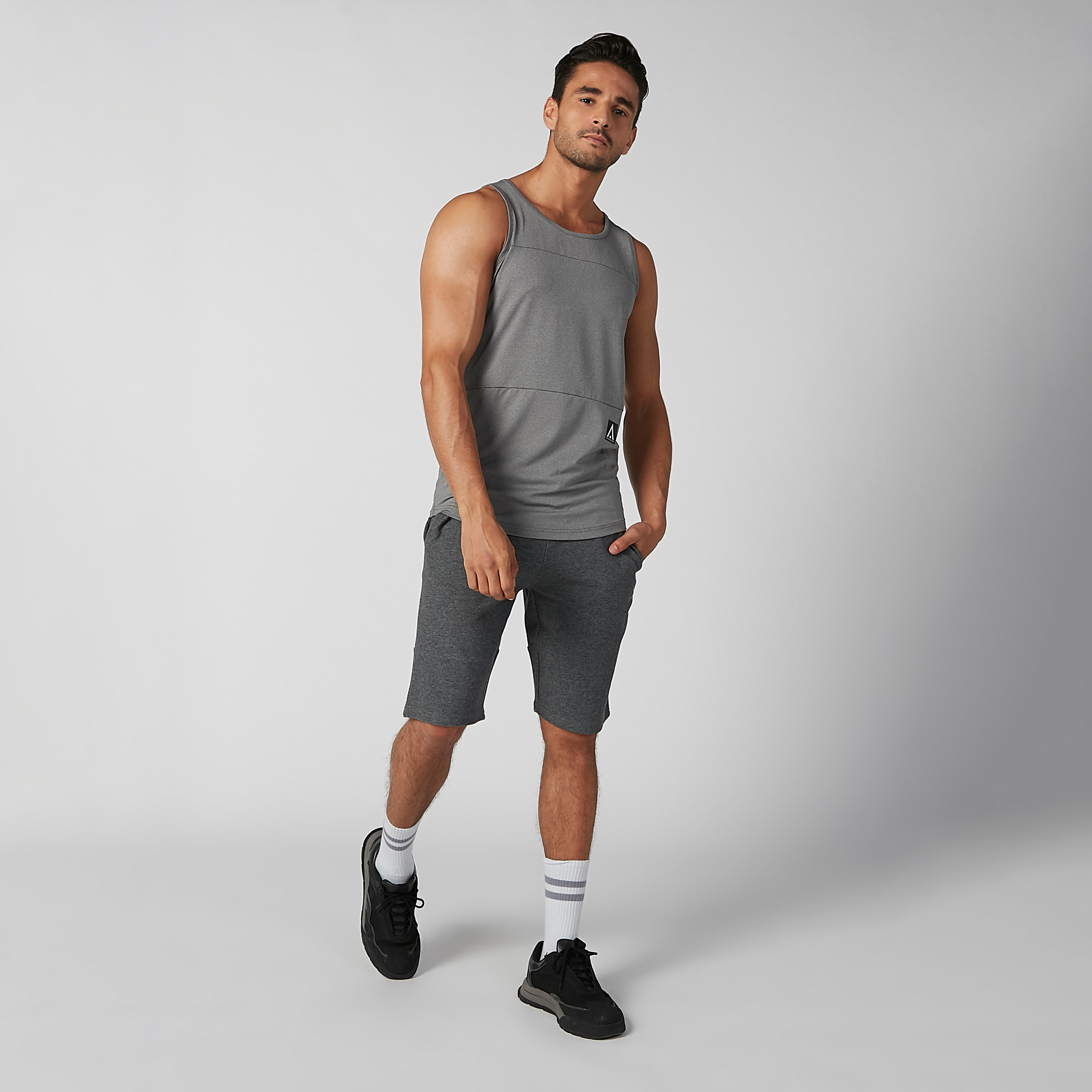 شورت برباط وجيوب وطبعات-men-clothing-sportswearandactivewear-bottoms-image-2