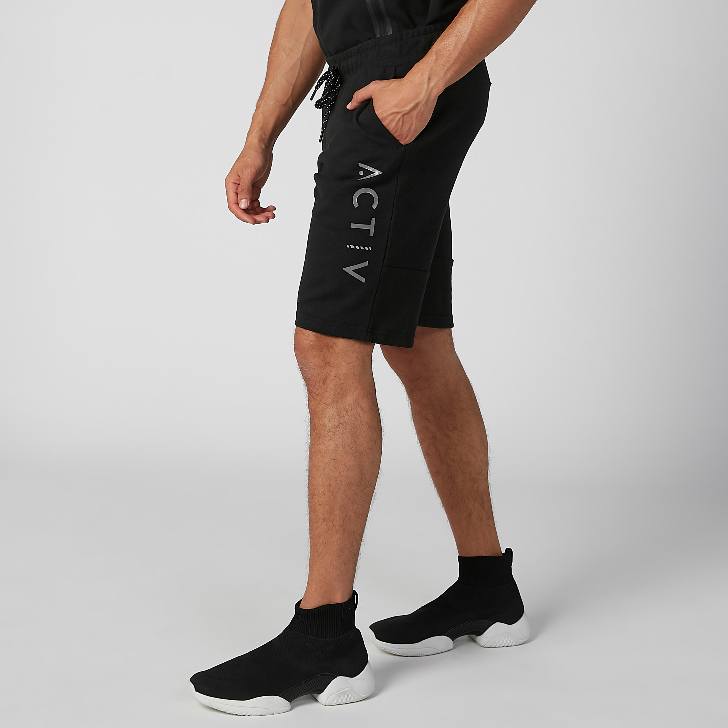 شورت برباط وجيوب وطبعات-men-clothing-sportswearandactivewear-bottoms-image-2