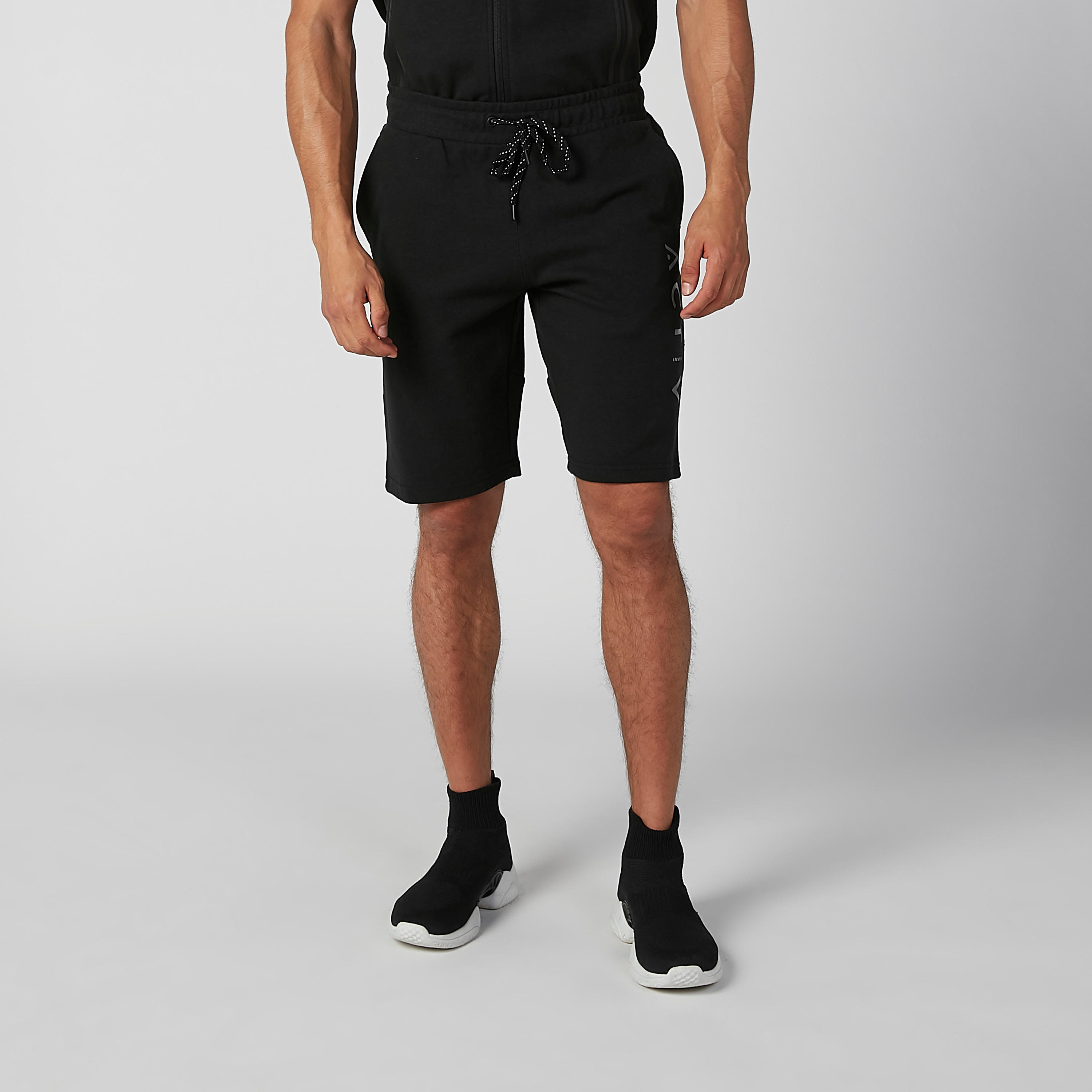 شورت برباط وجيوب وطبعات-men-clothing-sportswearandactivewear-bottoms-image-3