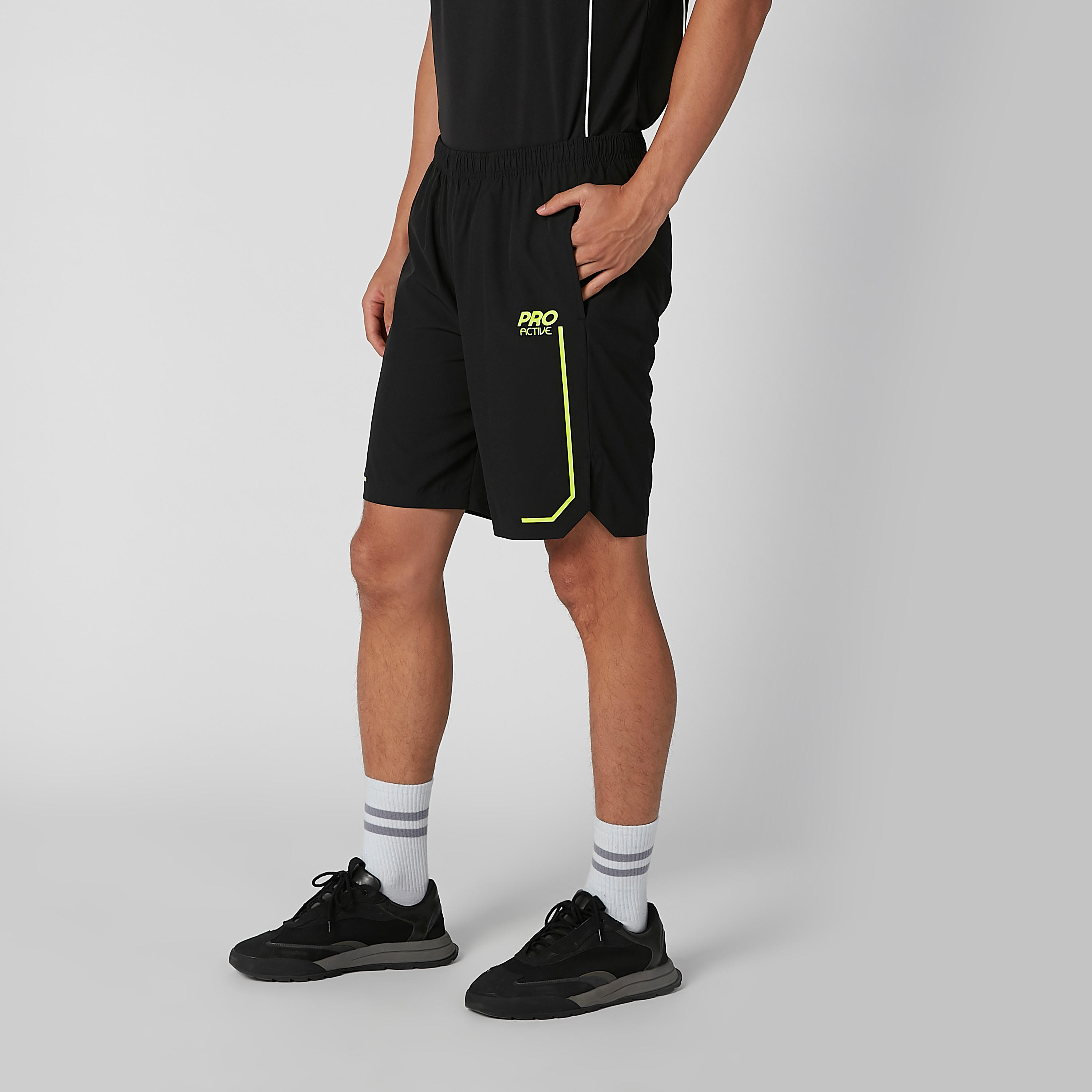 شورت بخصر مطاطي وجيوب وطبعات-men-clothing-sportswearandactivewear-bottoms-image-1