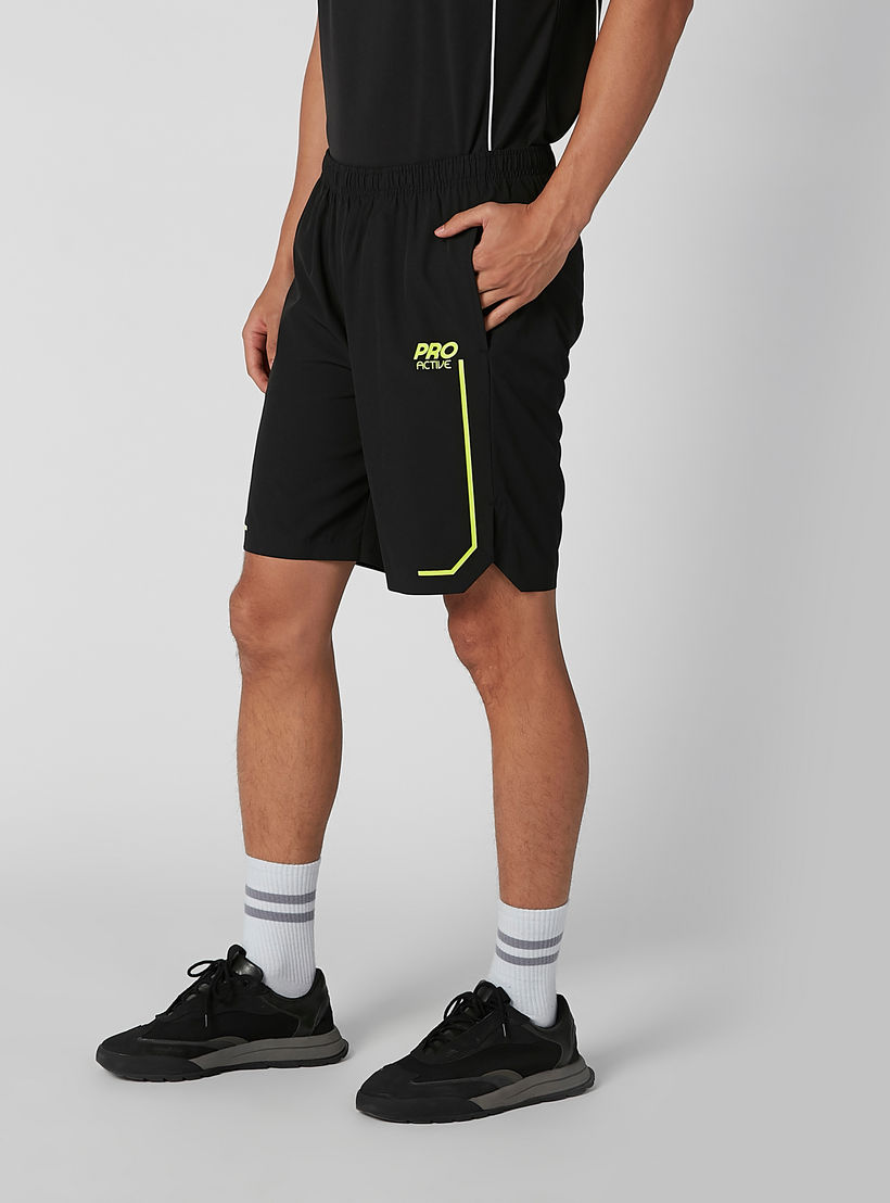 شورت بخصر مطاطي وجيوب وطبعات-men-clothing-sportswearandactivewear-bottoms-image-1