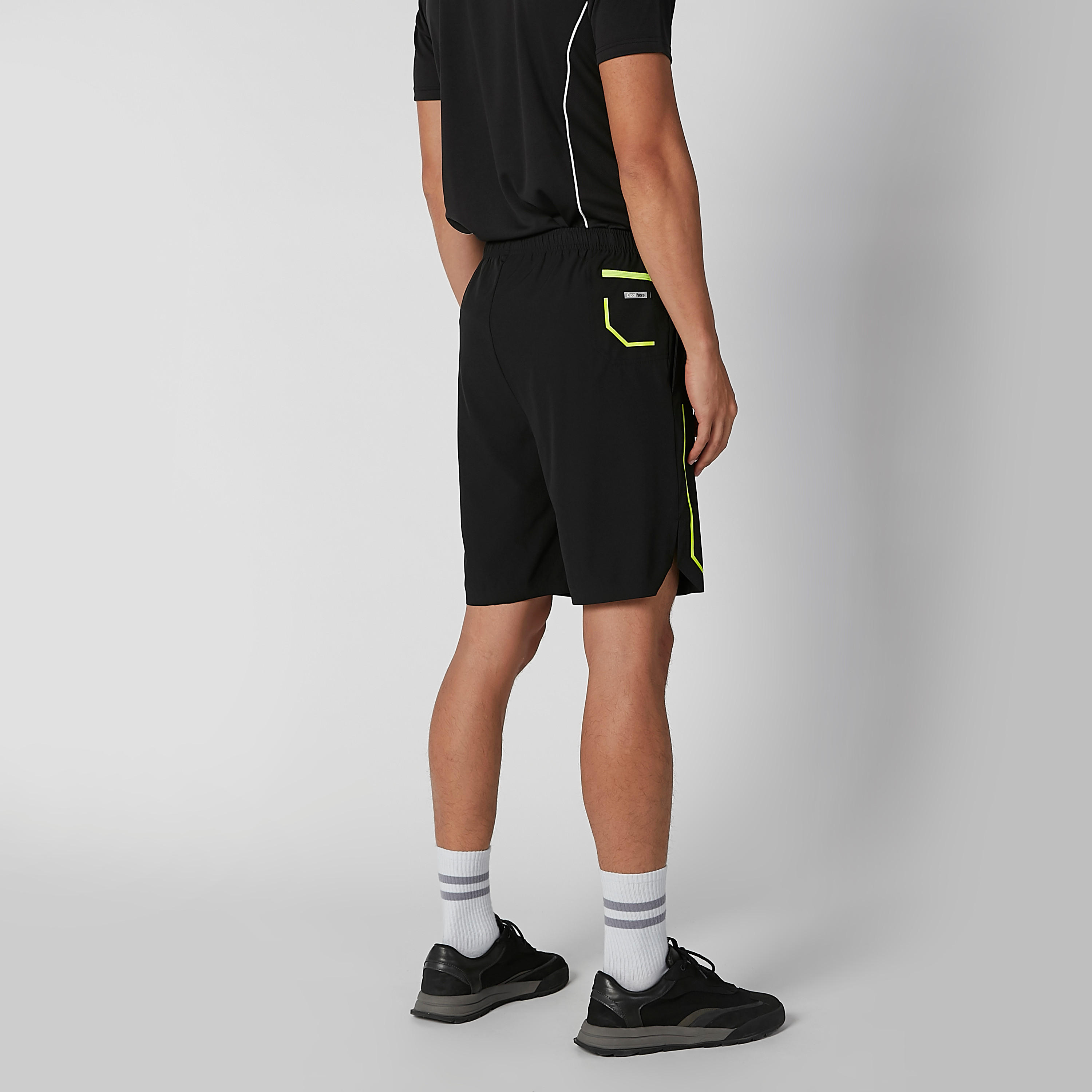 شورت بخصر مطاطي وجيوب وطبعات-men-clothing-sportswearandactivewear-bottoms-image-3