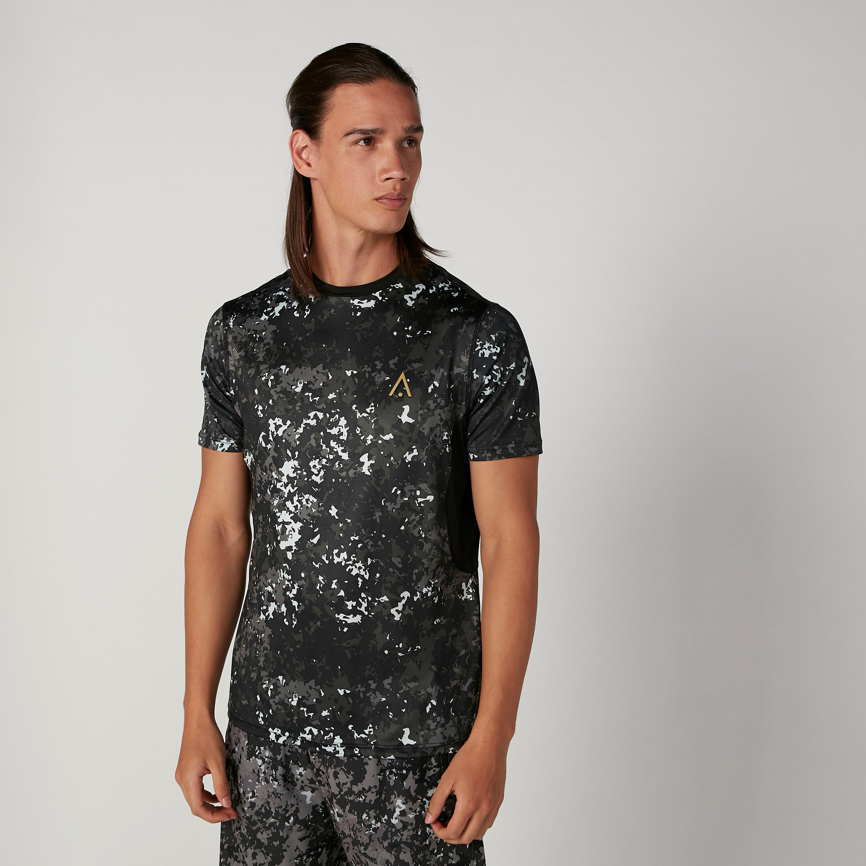 تيشيرت مستدام بياقة ضيّقة وأكمام قصيرة وطبعات -men-clothing-sportswearandactivewear-tshirtsandpolos-image-1