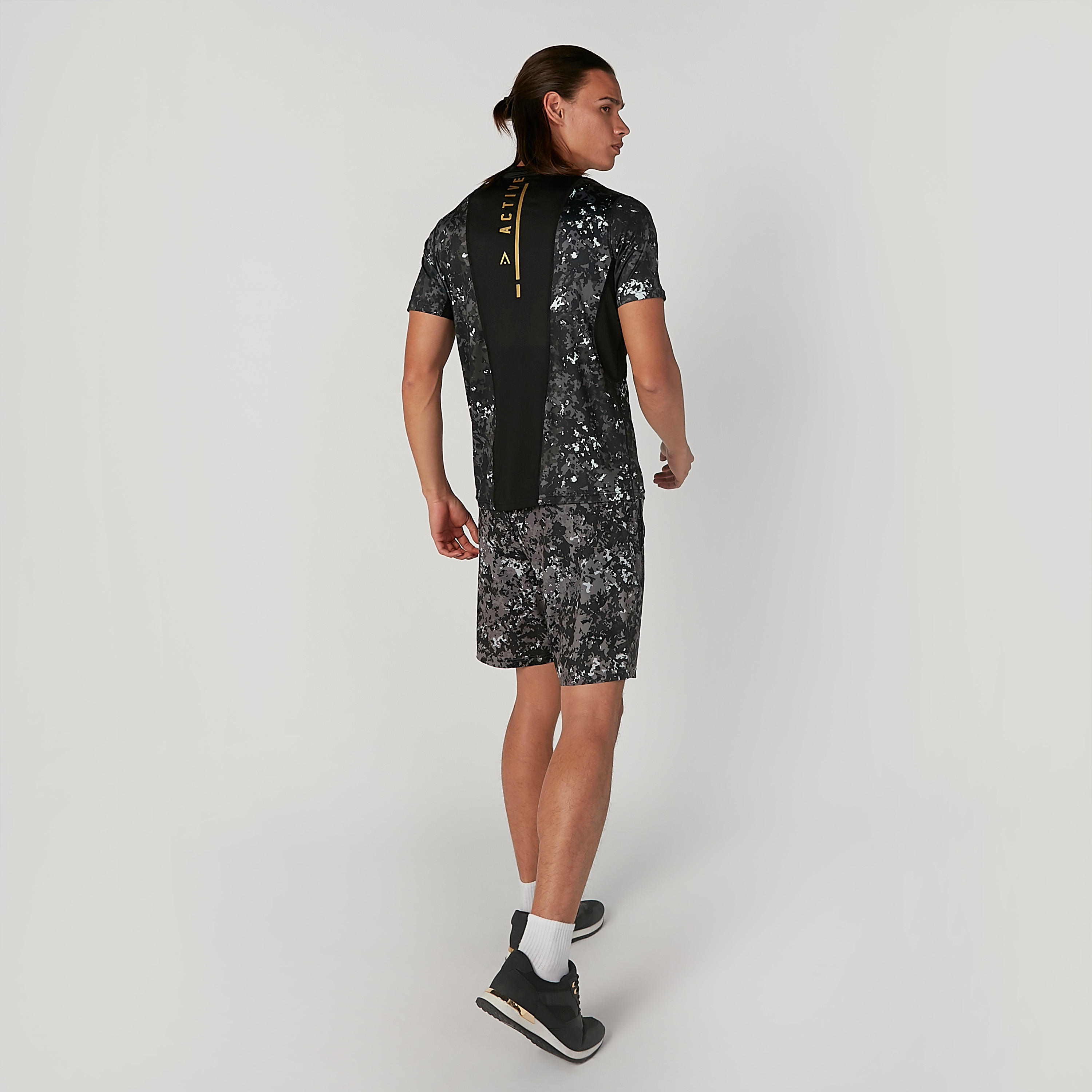 تيشيرت مستدام بياقة ضيّقة وأكمام قصيرة وطبعات -men-clothing-sportswearandactivewear-tshirtsandpolos-image-2