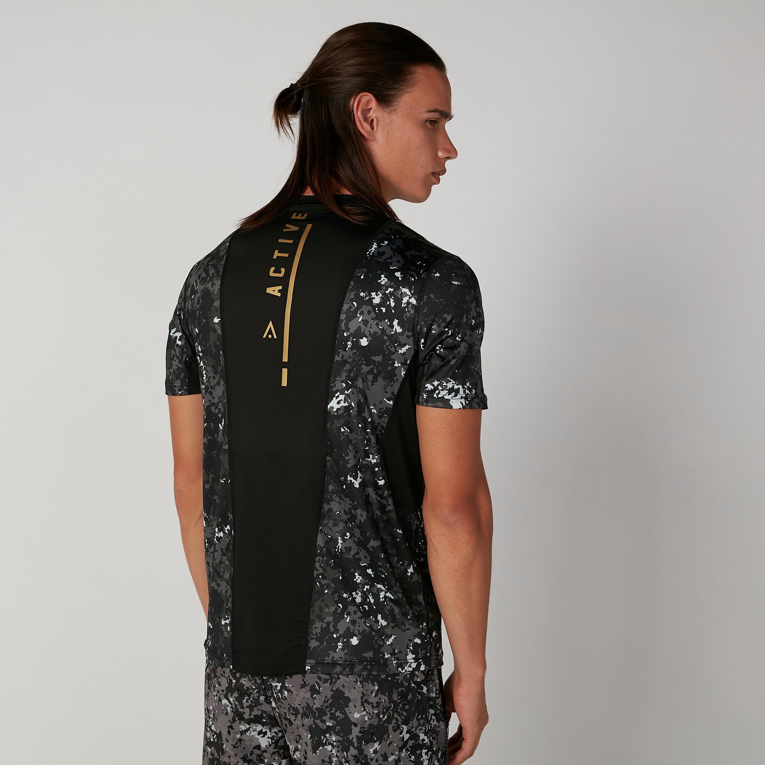 تيشيرت مستدام بياقة ضيّقة وأكمام قصيرة وطبعات -men-clothing-sportswearandactivewear-tshirtsandpolos-image-3