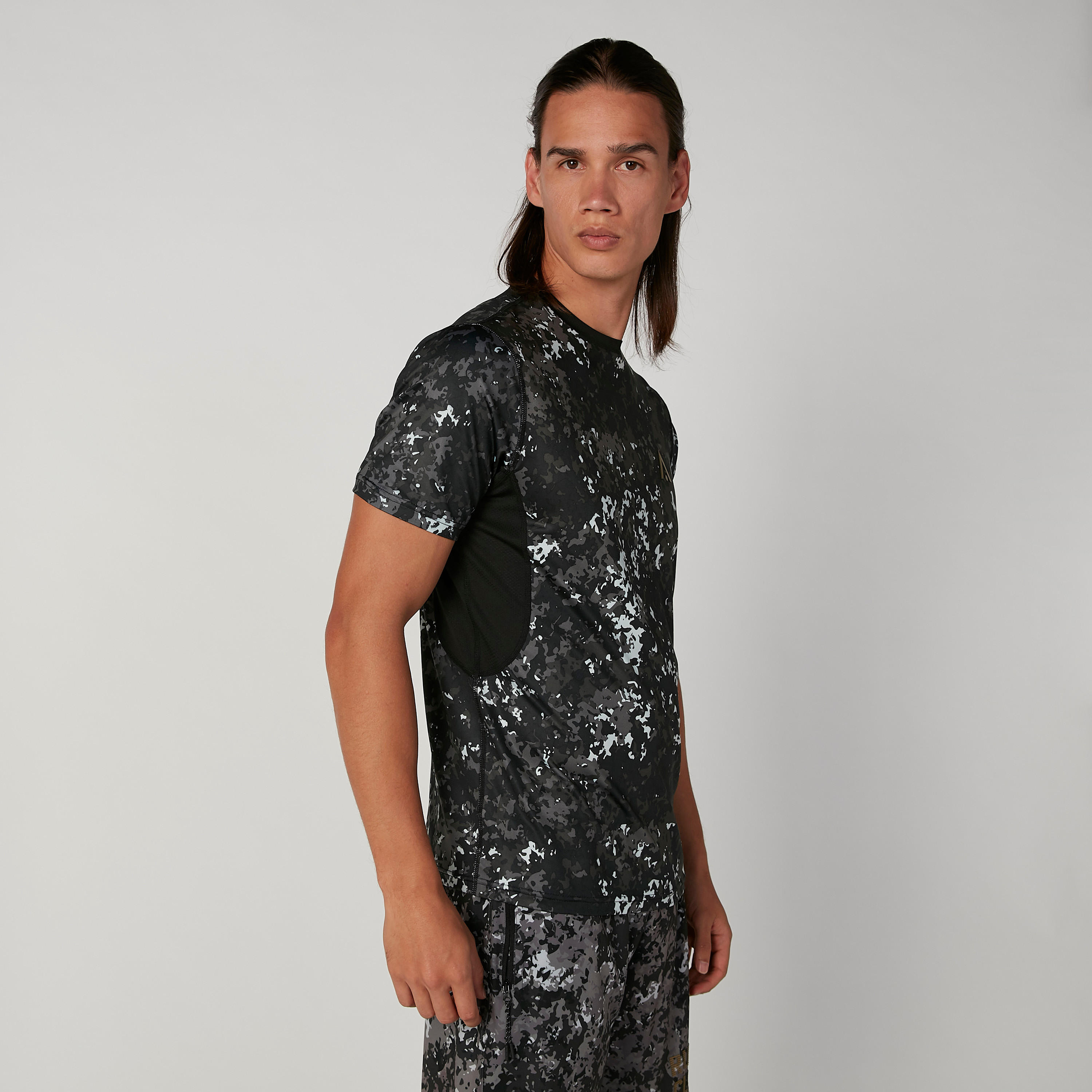 تيشيرت مستدام بياقة ضيّقة وأكمام قصيرة وطبعات -men-clothing-sportswearandactivewear-tshirtsandpolos-image-4