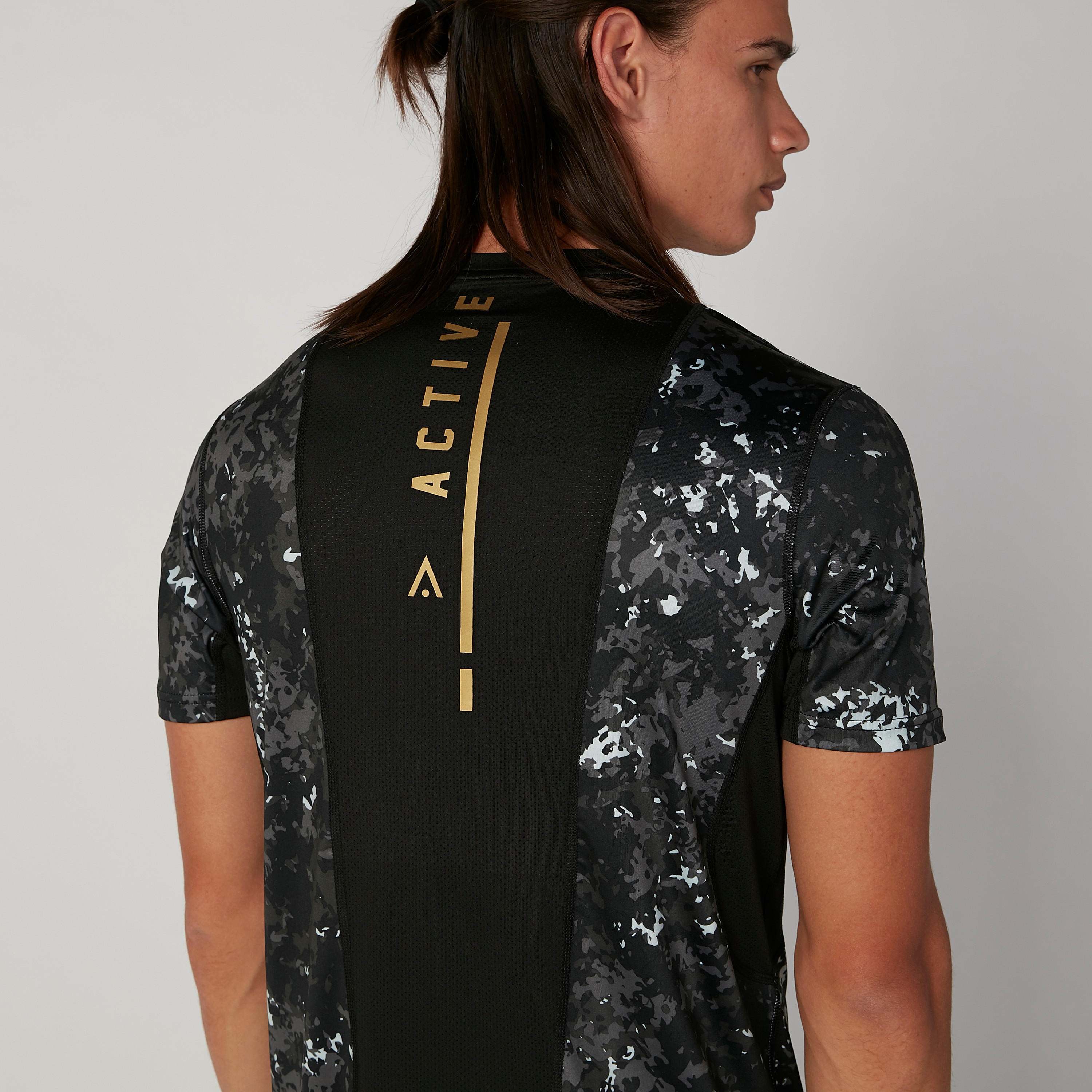تيشيرت مستدام بياقة ضيّقة وأكمام قصيرة وطبعات -men-clothing-sportswearandactivewear-tshirtsandpolos-image-5