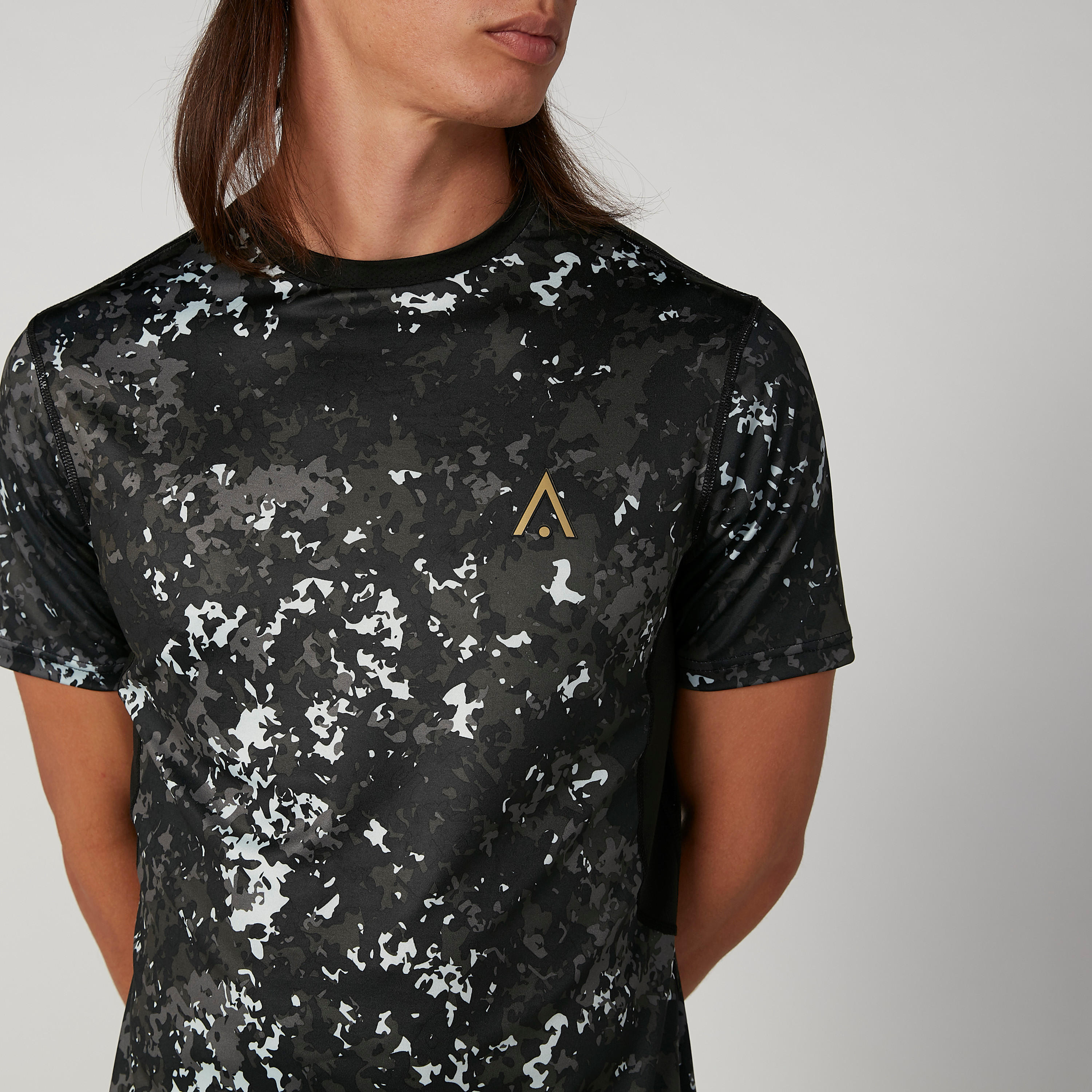 تيشيرت مستدام بياقة ضيّقة وأكمام قصيرة وطبعات -men-clothing-sportswearandactivewear-tshirtsandpolos-image-6