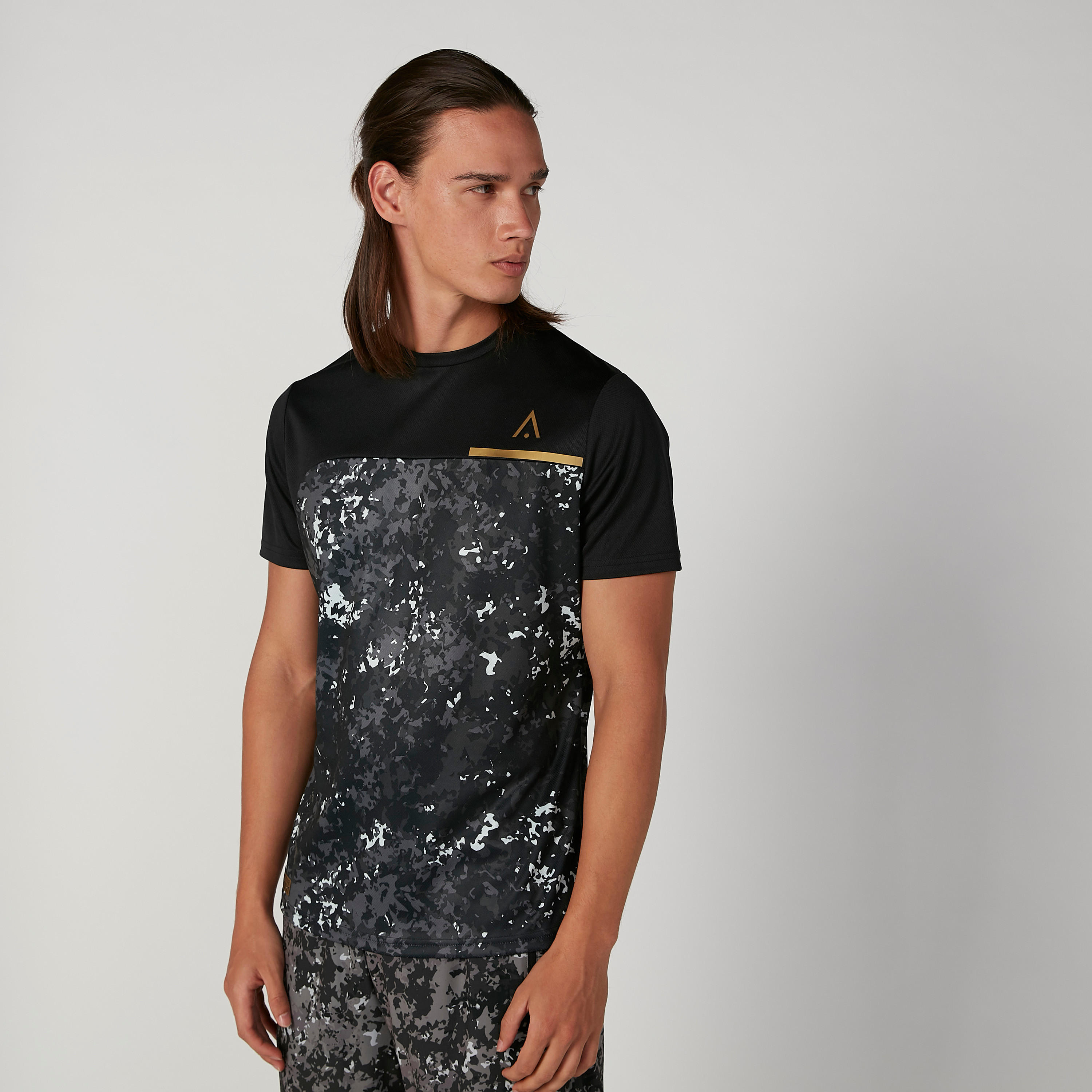 تيشيرت مستدام بياقة ضيّقة وأكمام قصيرة وطبعات -men-clothing-sportswearandactivewear-tshirtsandpolos-image-1