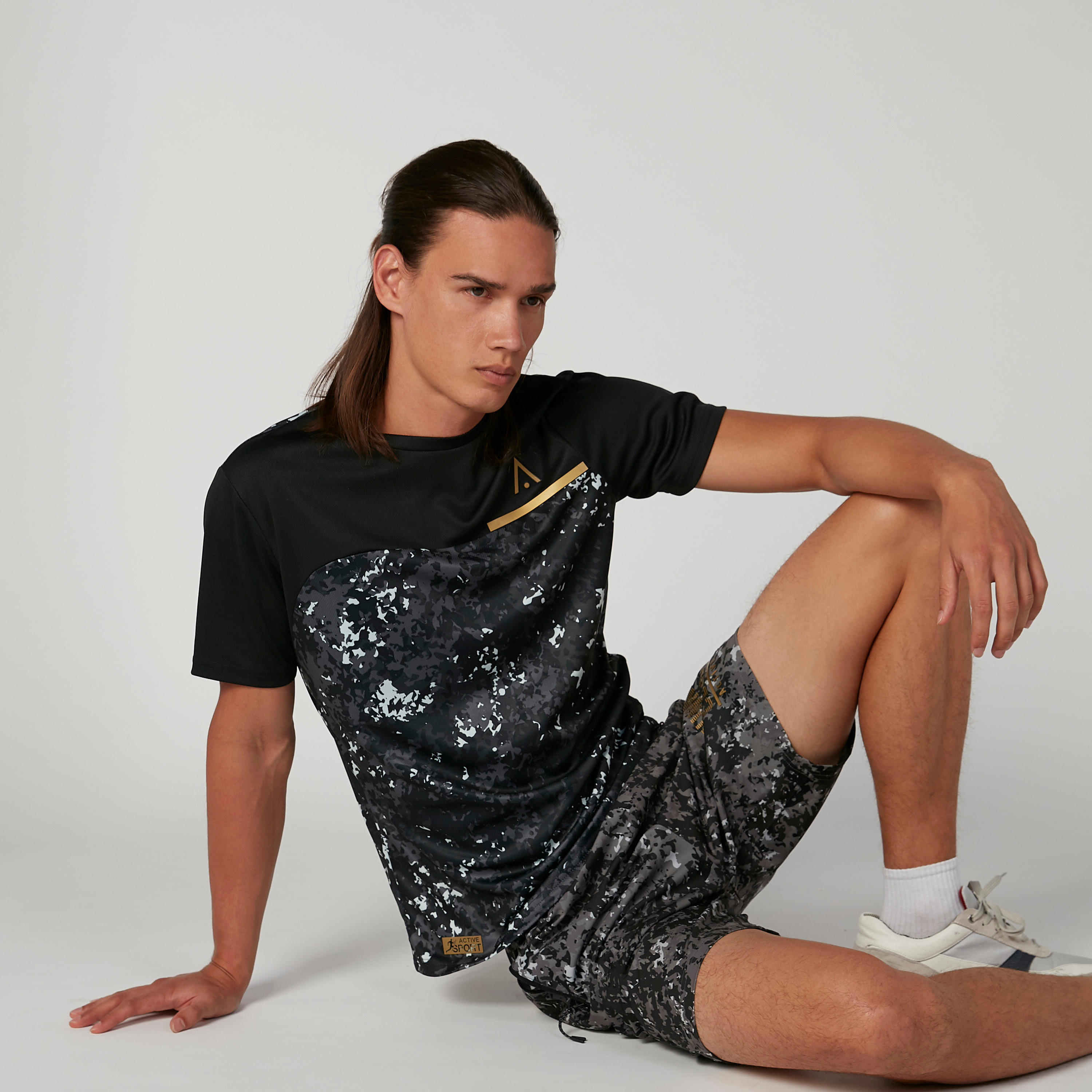 تيشيرت مستدام بياقة ضيّقة وأكمام قصيرة وطبعات -men-clothing-sportswearandactivewear-tshirtsandpolos-image-2