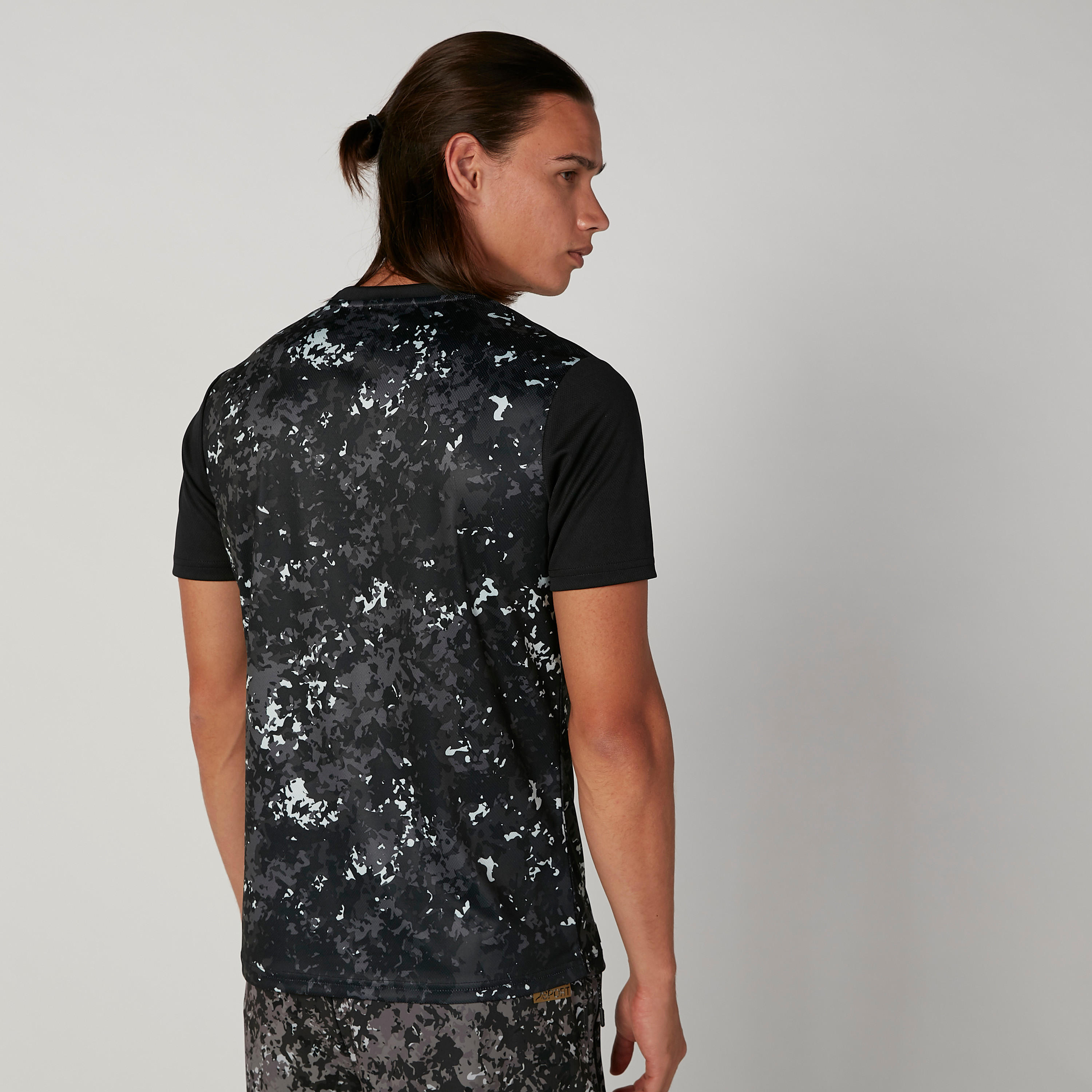 تيشيرت مستدام بياقة ضيّقة وأكمام قصيرة وطبعات -men-clothing-sportswearandactivewear-tshirtsandpolos-image-3