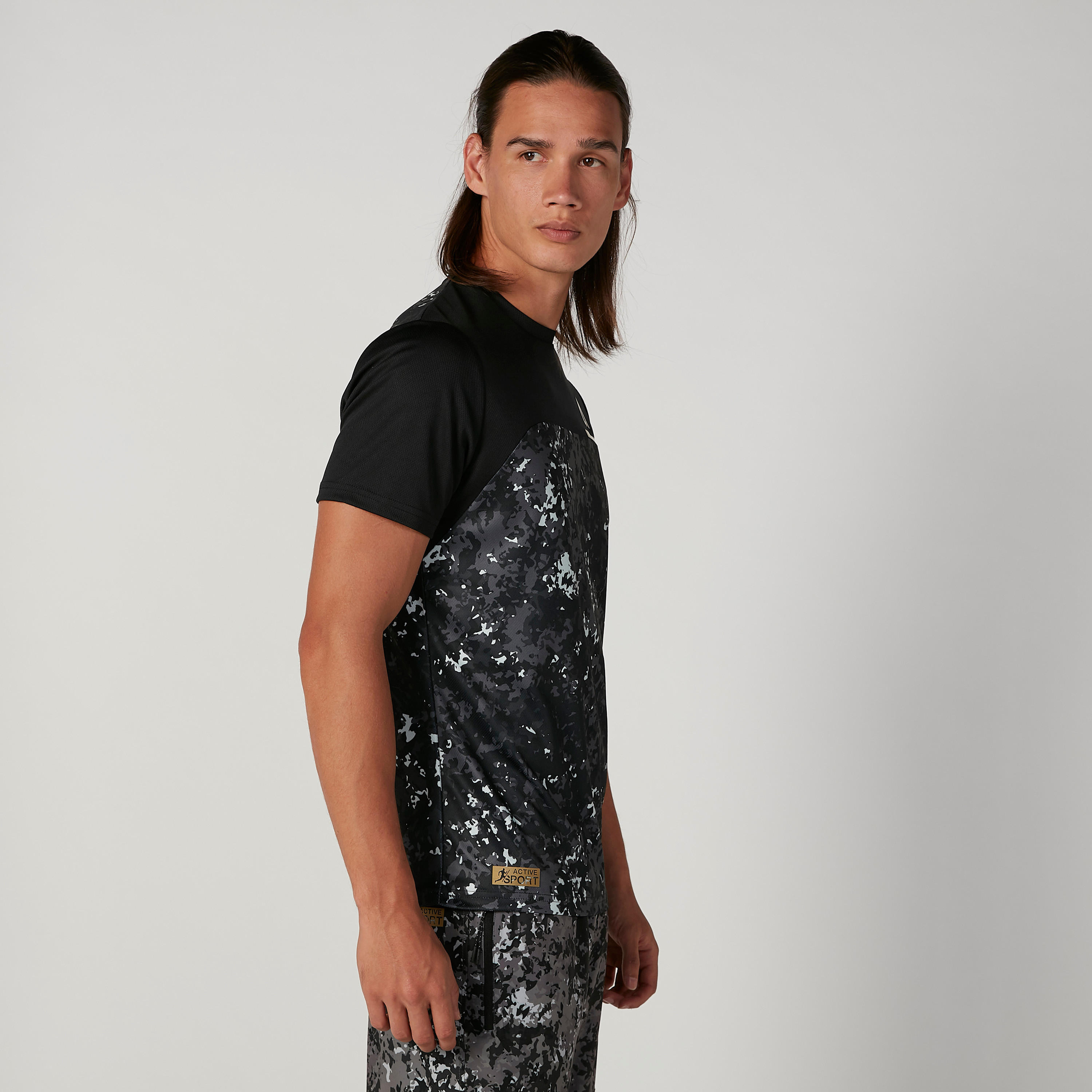 تيشيرت مستدام بياقة ضيّقة وأكمام قصيرة وطبعات -men-clothing-sportswearandactivewear-tshirtsandpolos-image-4