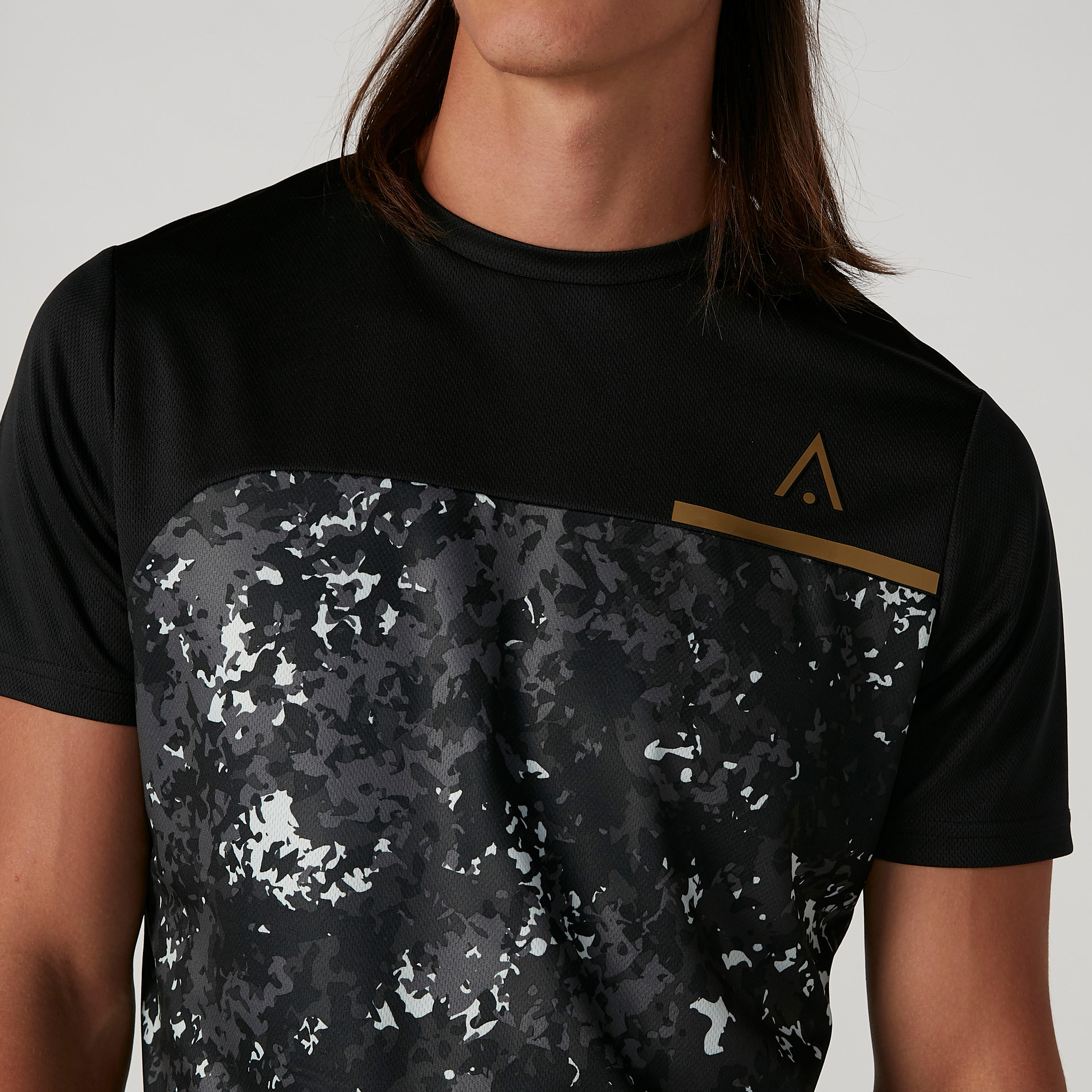 تيشيرت مستدام بياقة ضيّقة وأكمام قصيرة وطبعات -men-clothing-sportswearandactivewear-tshirtsandpolos-image-5
