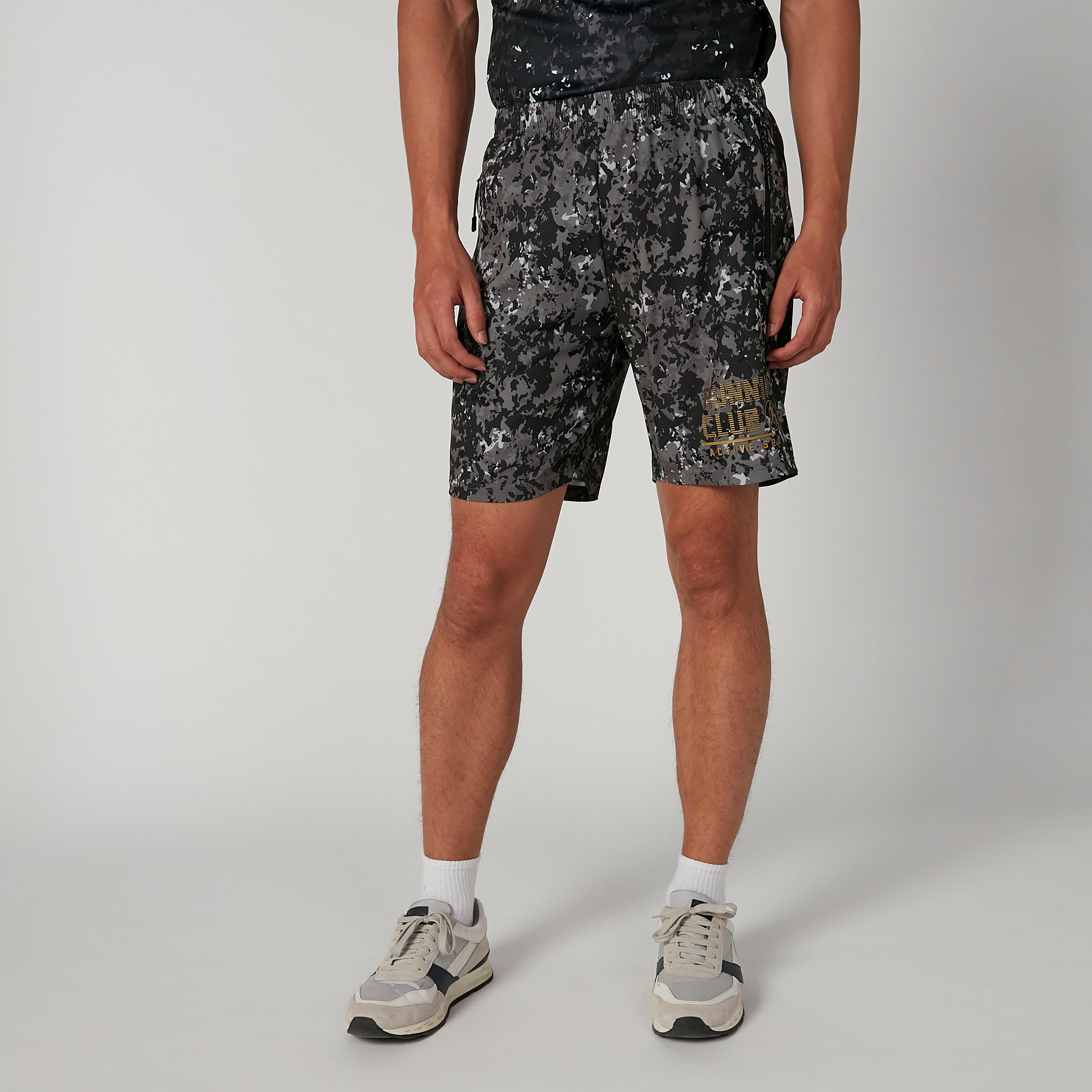 شورت بخصر مطاطي وجيوب وطبعات-men-clothing-sportswearandactivewear-bottoms-image-1