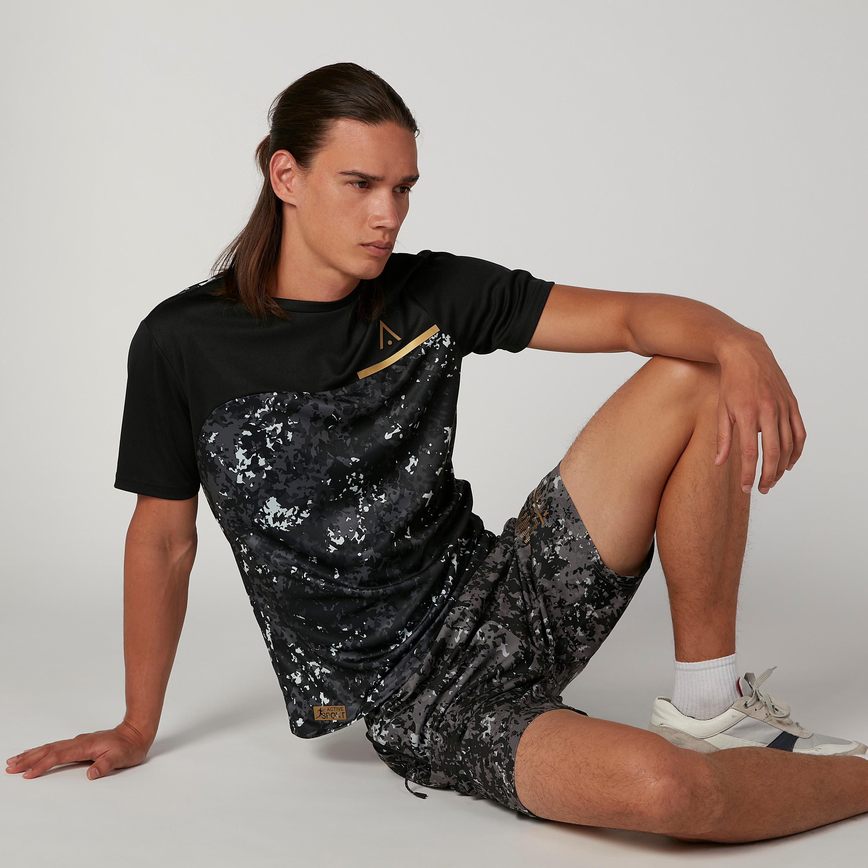 شورت بخصر مطاطي وجيوب وطبعات-men-clothing-sportswearandactivewear-bottoms-image-2