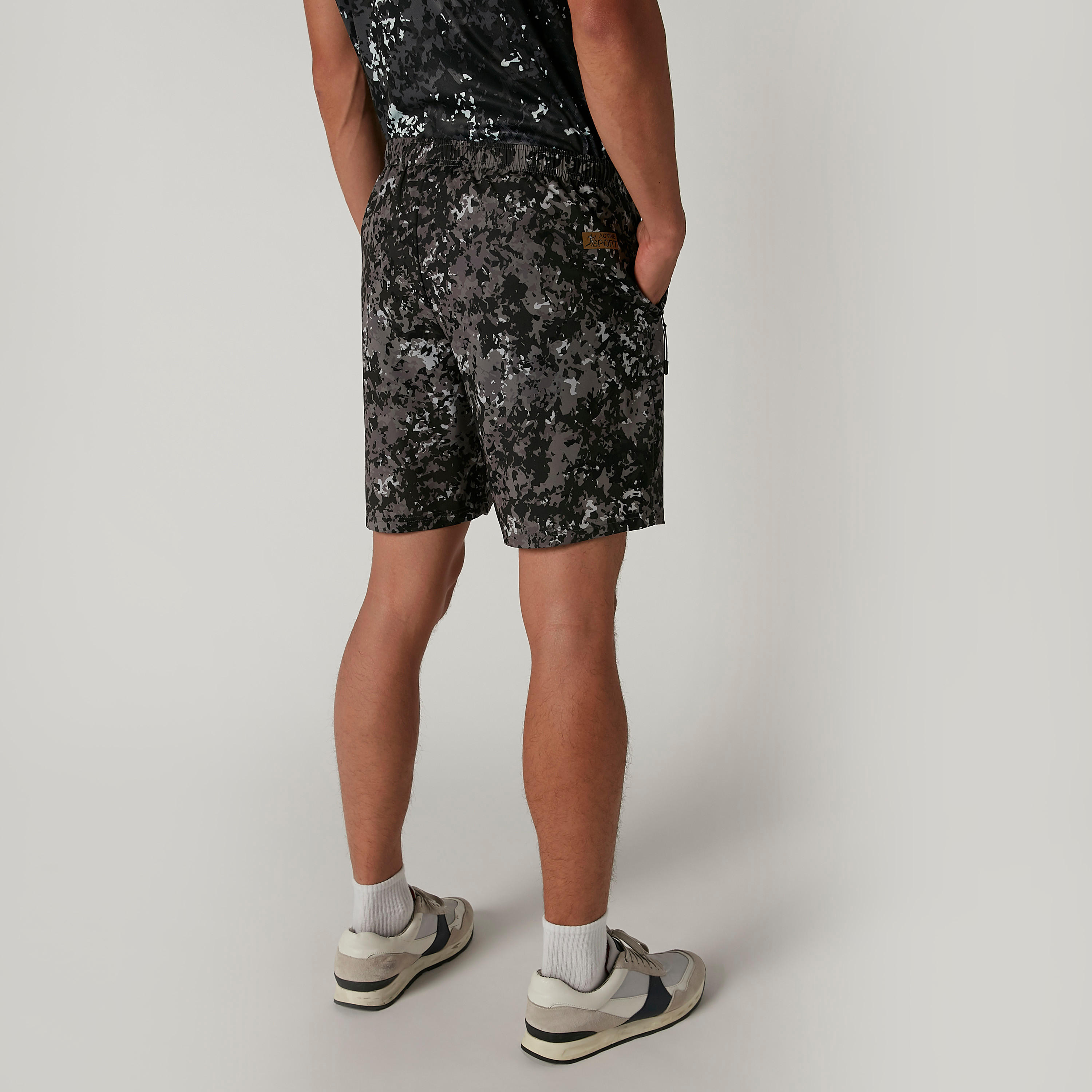 شورت بخصر مطاطي وجيوب وطبعات-men-clothing-sportswearandactivewear-bottoms-image-3