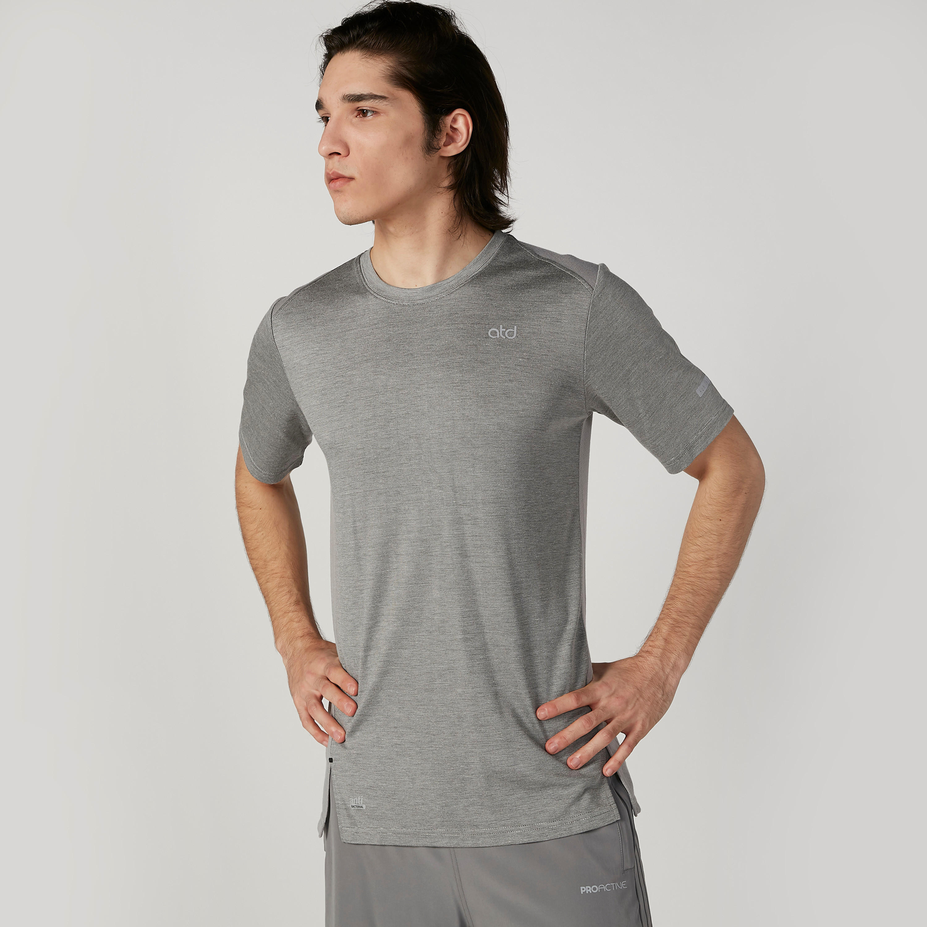 تيشيرت مستدام بياقة مستديرة وأكمام قصيرة وطبعات -men-clothing-sportswearandactivewear-tshirtsandpolos-image-1