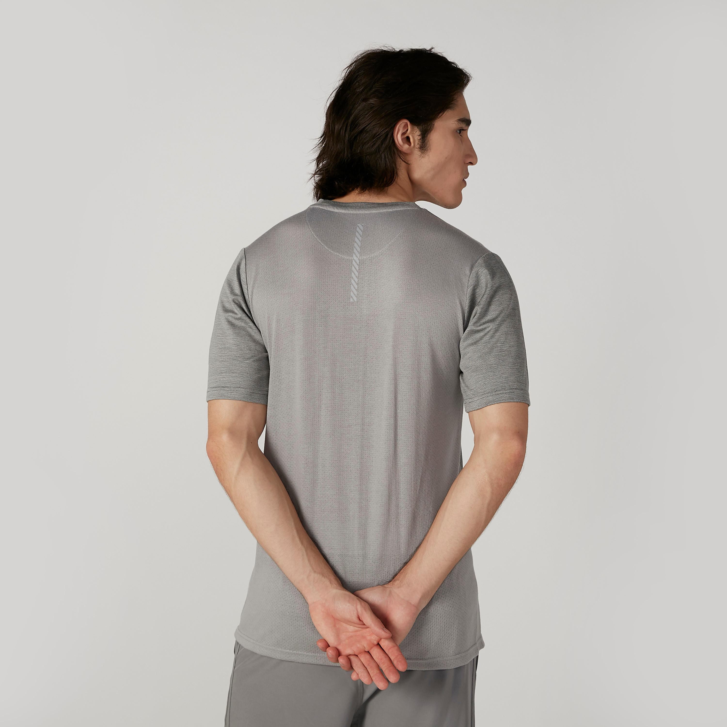 تيشيرت مستدام بياقة مستديرة وأكمام قصيرة وطبعات -men-clothing-sportswearandactivewear-tshirtsandpolos-image-2
