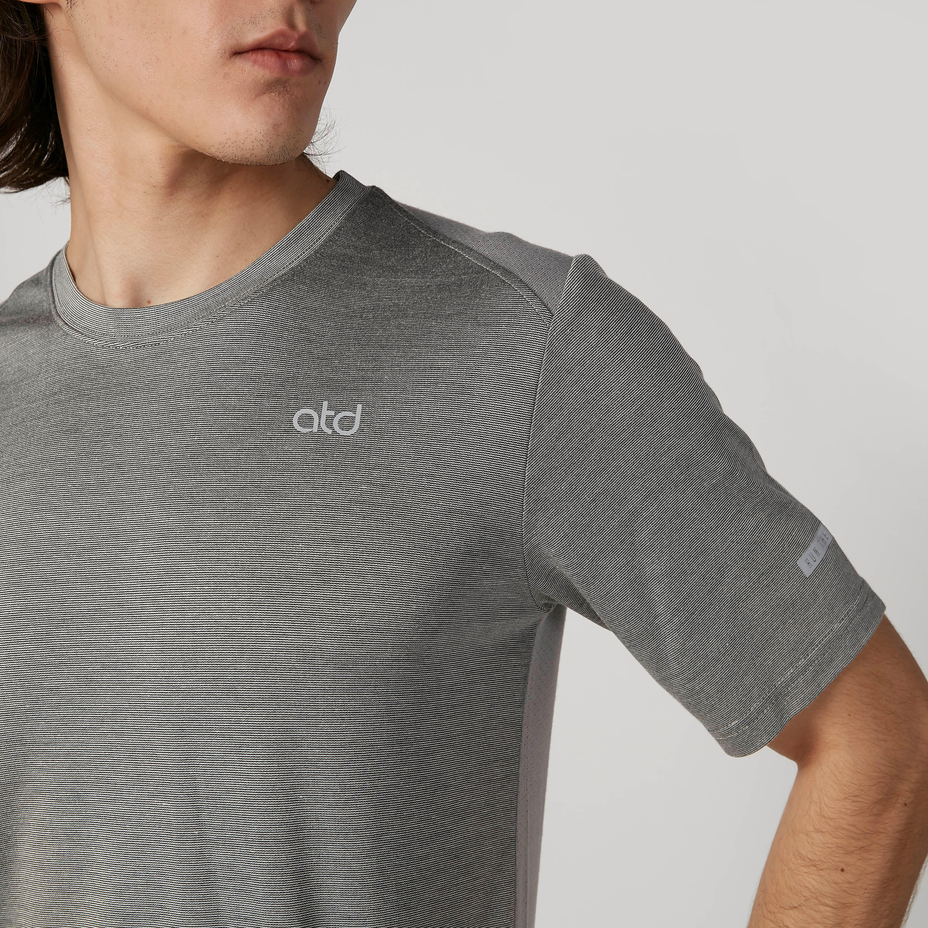 تيشيرت مستدام بياقة مستديرة وأكمام قصيرة وطبعات -men-clothing-sportswearandactivewear-tshirtsandpolos-image-5