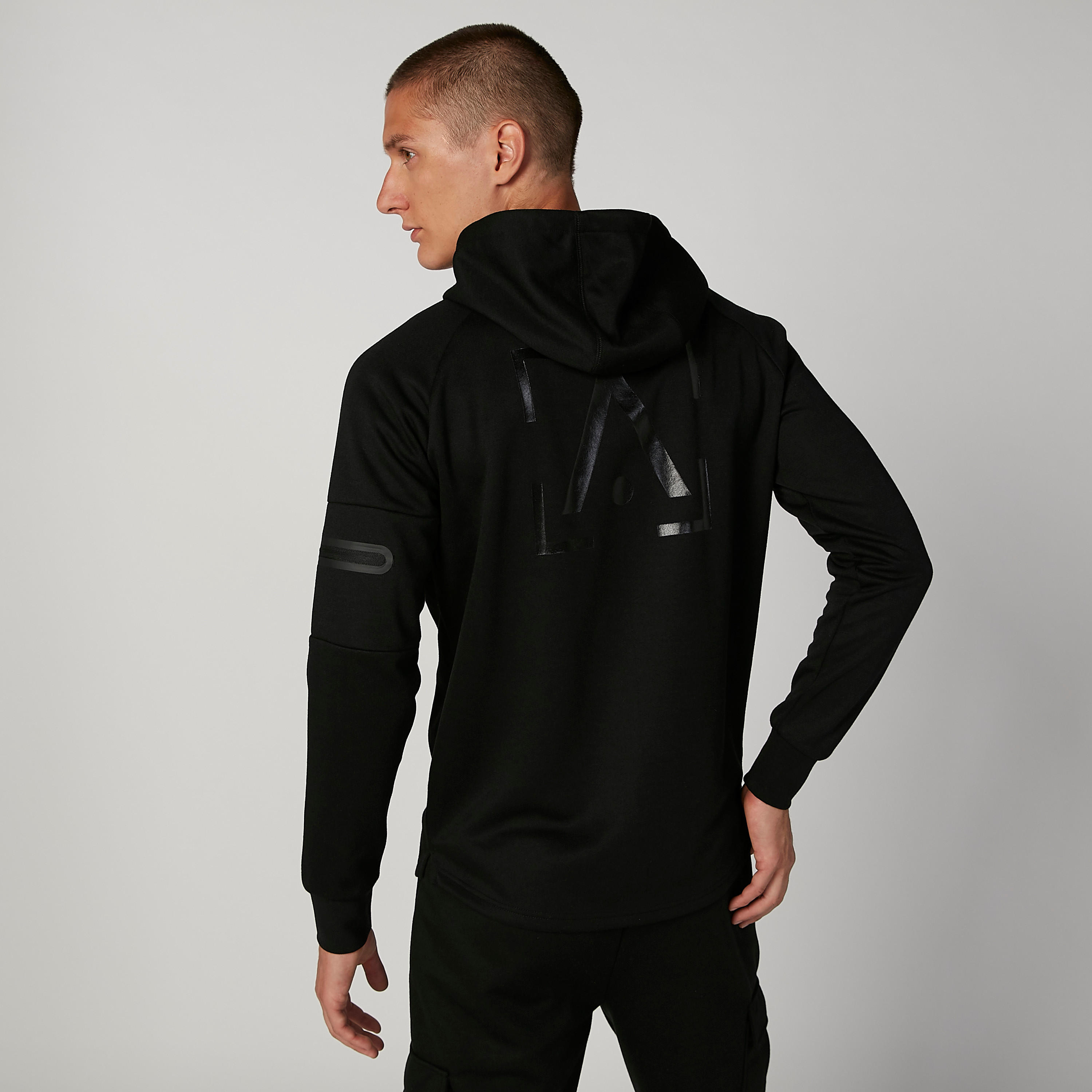 سويت شيرت مستدام سادة بقبعة وسحّاب -men-winterwear-hoodiesandsweatshirts-image-2