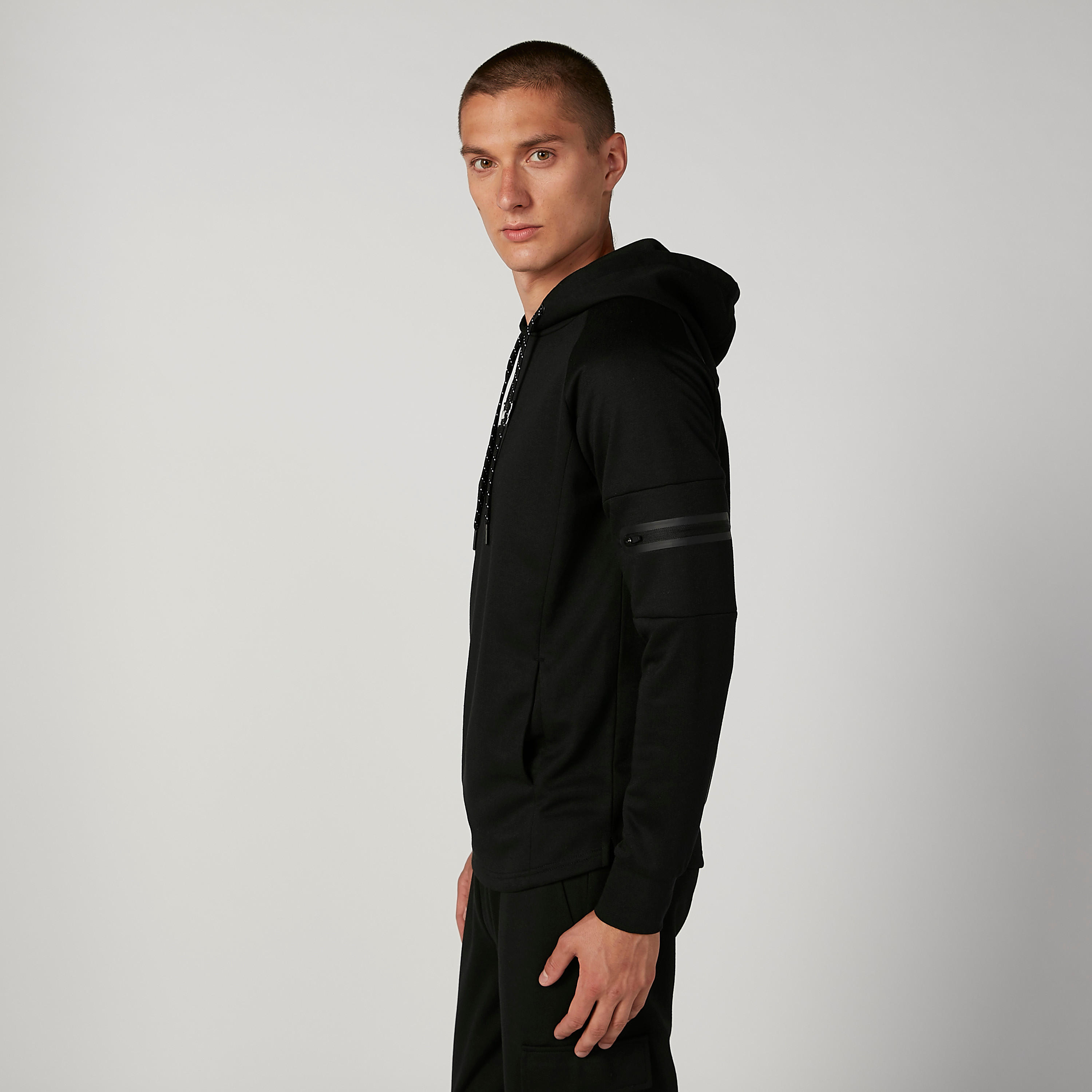 سويت شيرت مستدام سادة بقبعة وسحّاب -men-winterwear-hoodiesandsweatshirts-image-3