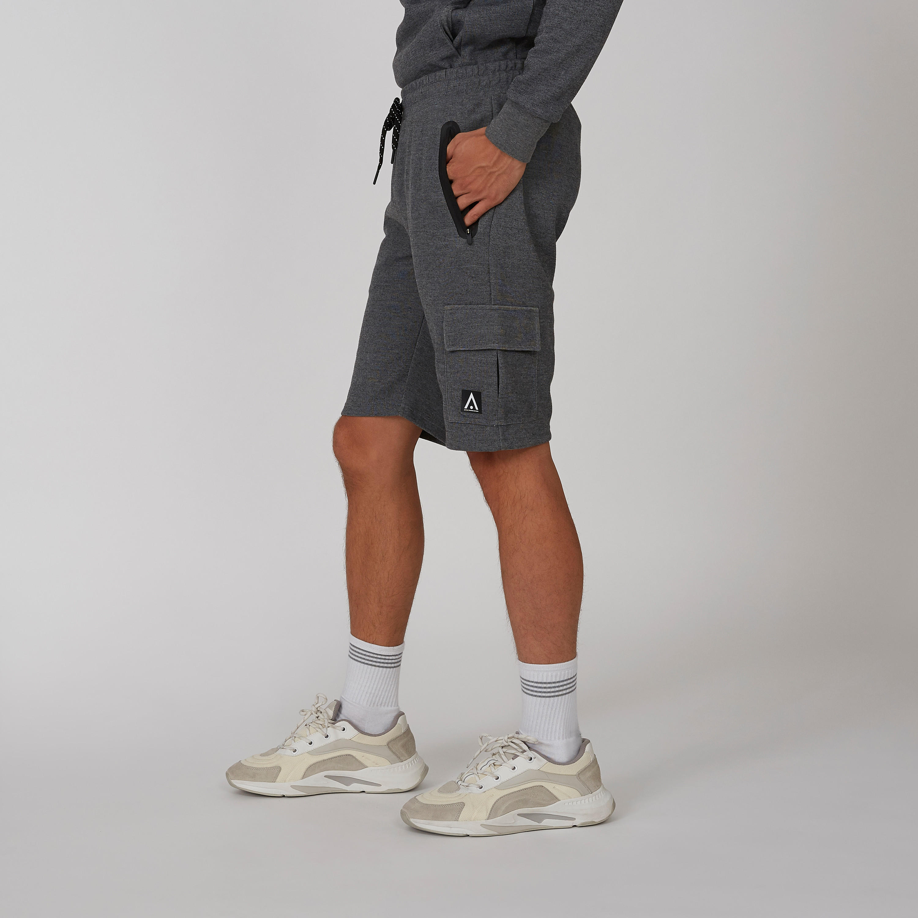 شورت مستدام سادة برباط وجيوب -men-clothing-sportswearandactivewear-bottoms-image-2