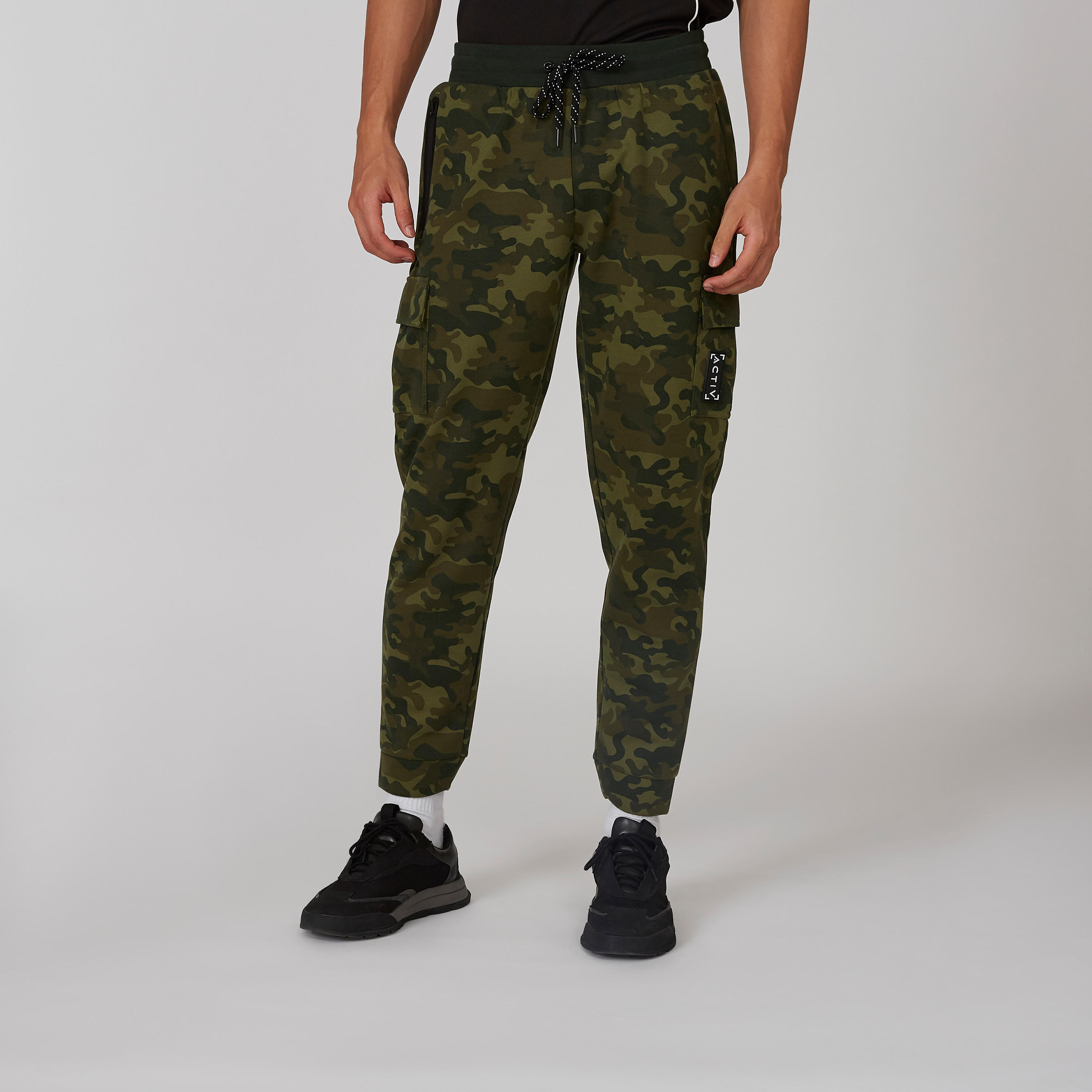 بنطلون رياضي مستدام طويل بطبعات وتفاصيل جيوب -men-clothing-sportswearandactivewear-bottoms-image-1