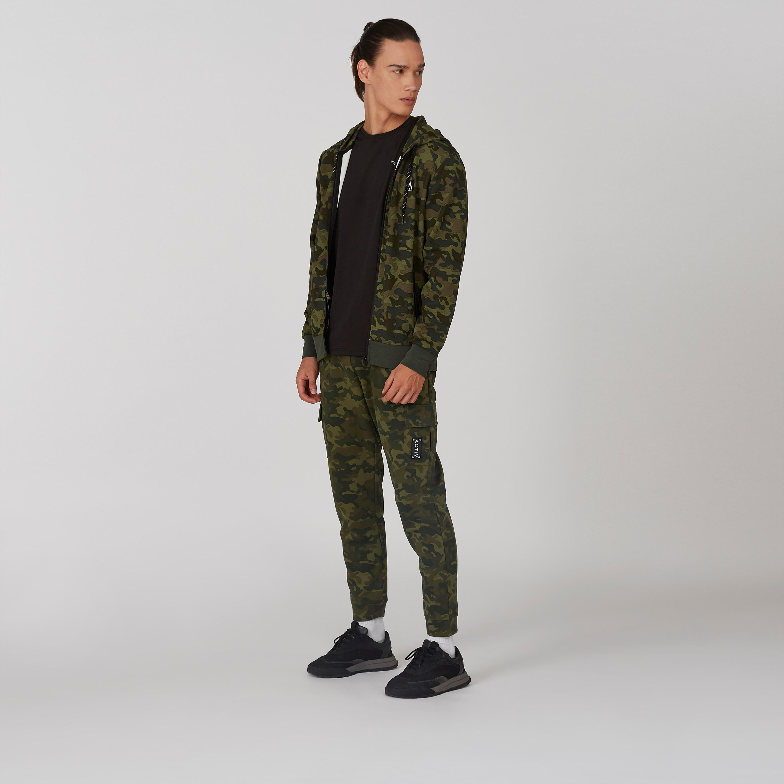 بنطلون رياضي مستدام طويل بطبعات وتفاصيل جيوب -men-clothing-sportswearandactivewear-bottoms-image-3