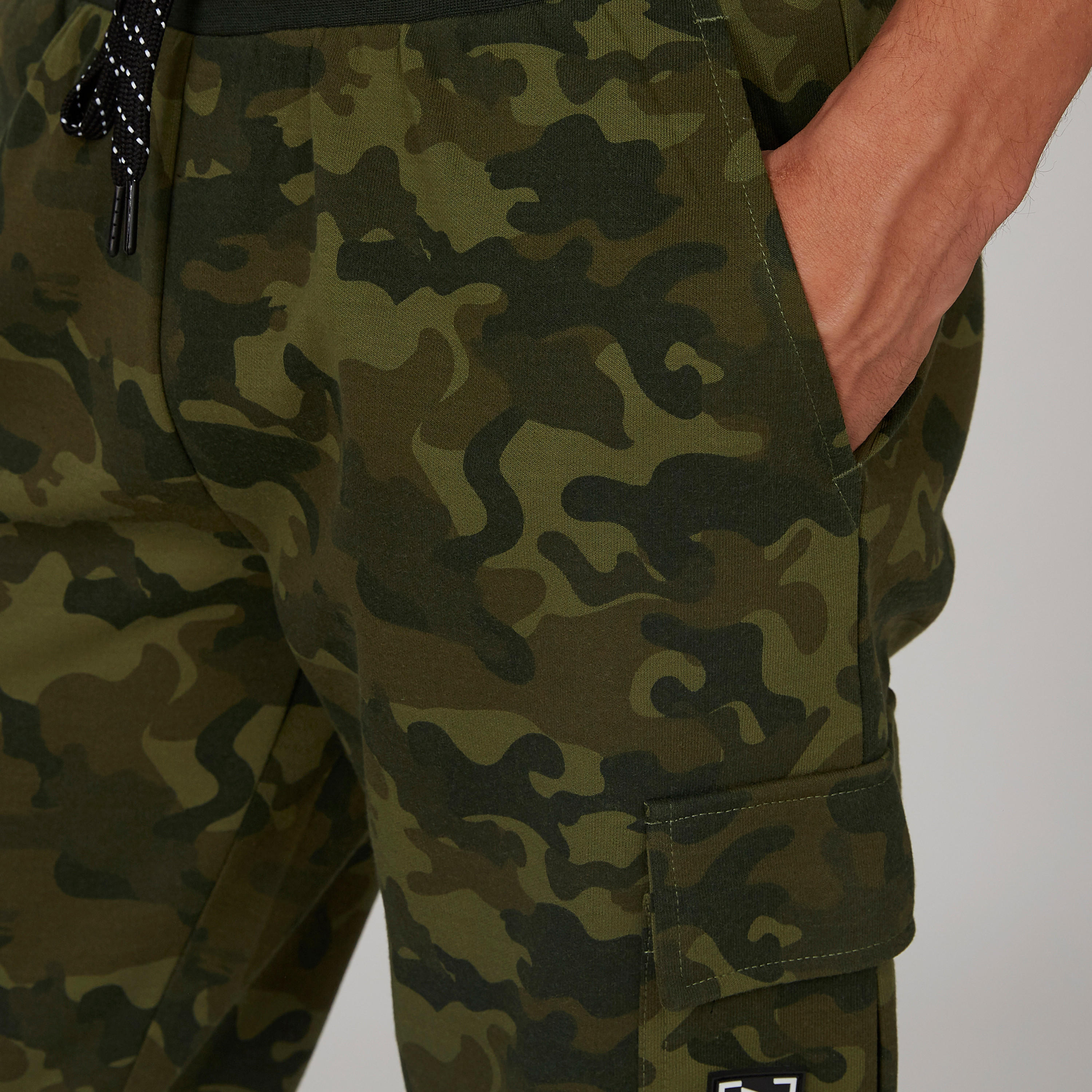 بنطلون رياضي مستدام طويل بطبعات وتفاصيل جيوب -men-clothing-sportswearandactivewear-bottoms-image-5