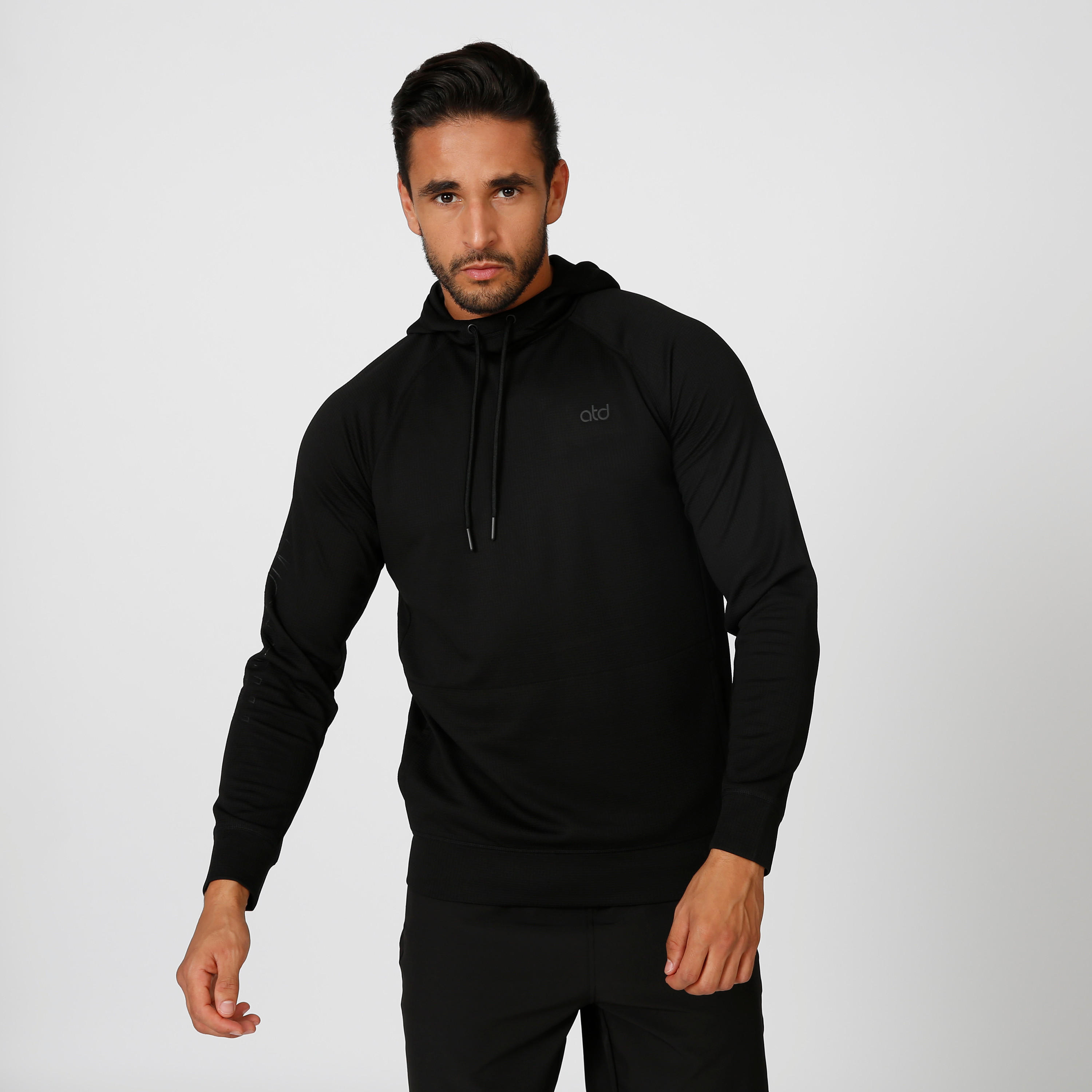 سويت شيرت بقبعة وجيوب كانجارو وطبعات-men-winterwear-hoodiesandsweatshirts-image-1
