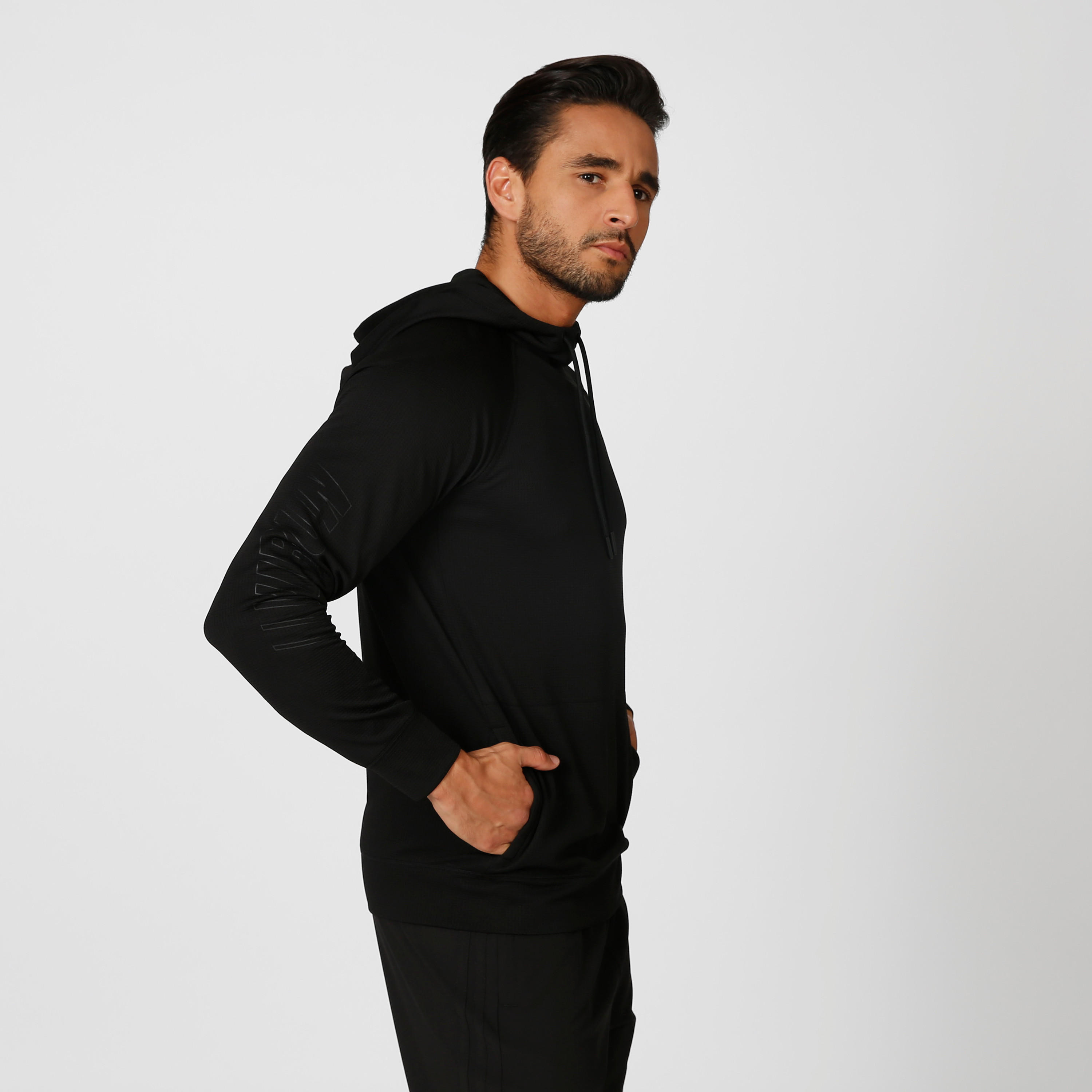 سويت شيرت بقبعة وجيوب كانجارو وطبعات-men-winterwear-hoodiesandsweatshirts-image-2