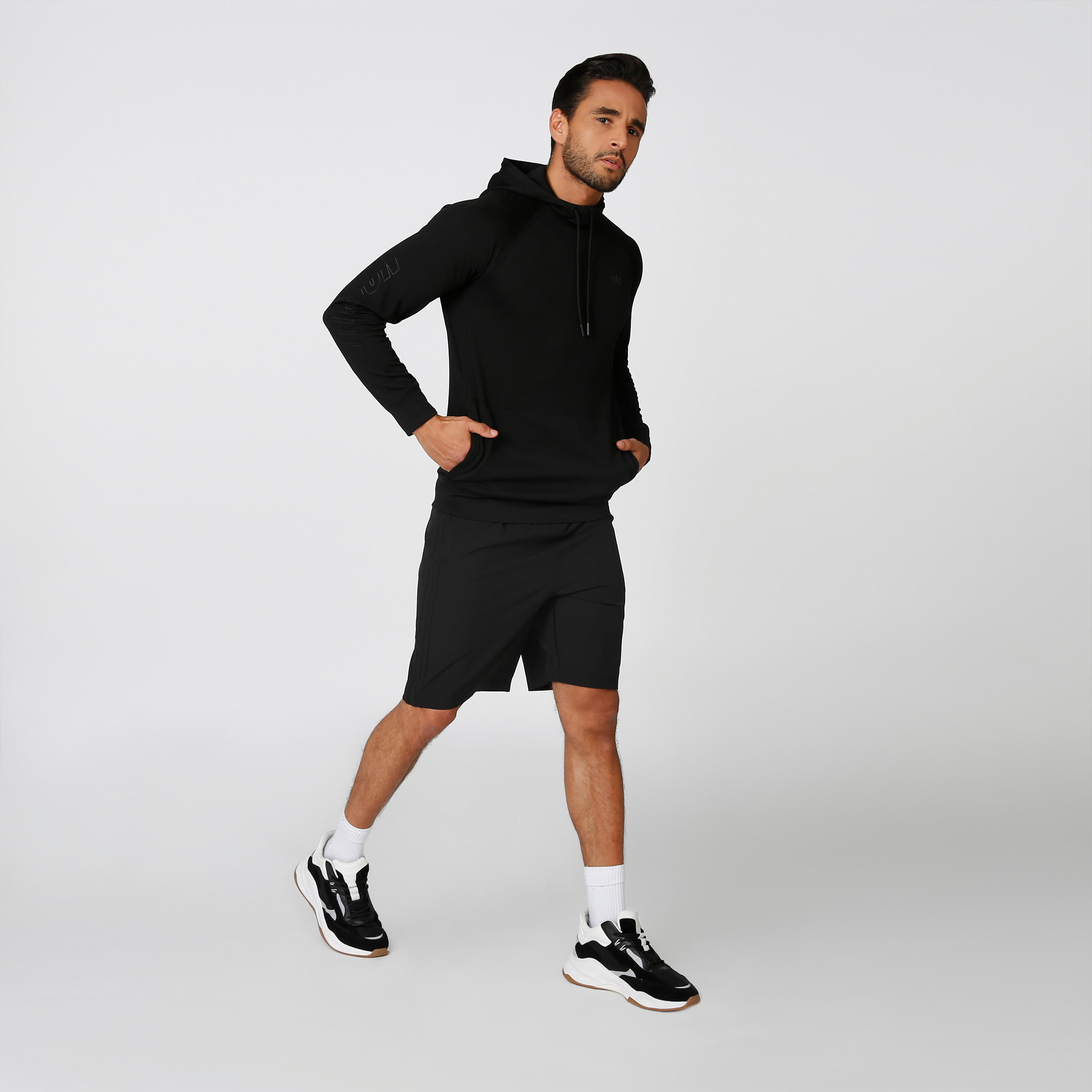 سويت شيرت بقبعة وجيوب كانجارو وطبعات-men-winterwear-hoodiesandsweatshirts-image-4