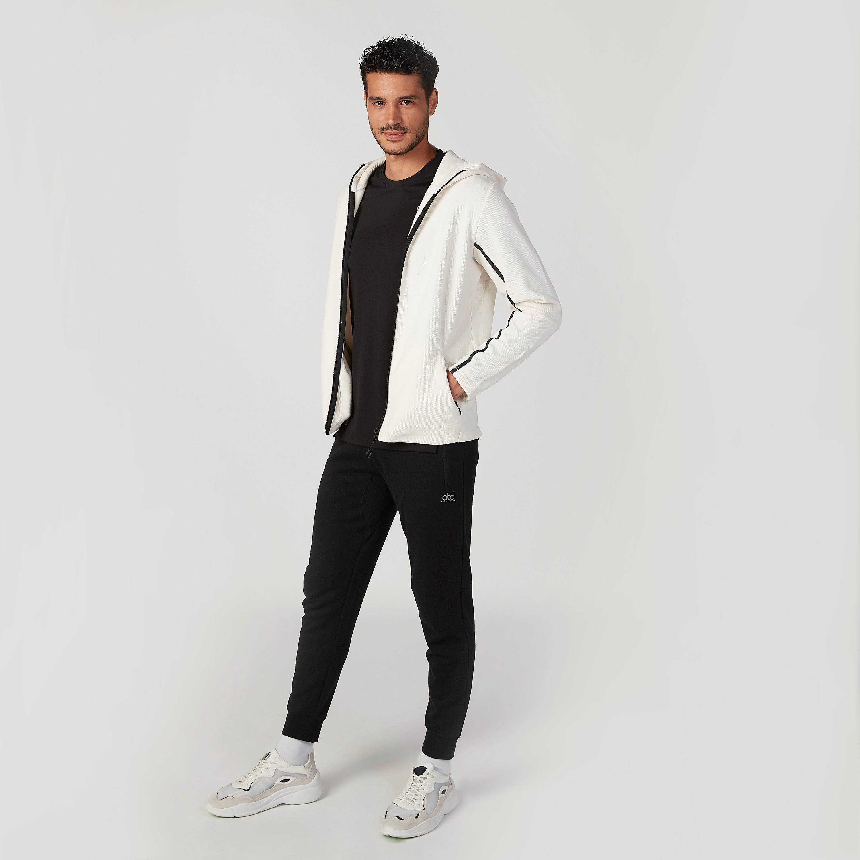 هودي مستدام سادة بأكمام طويلة وجيوب -men-winterwear-hoodiesandsweatshirts-image-2