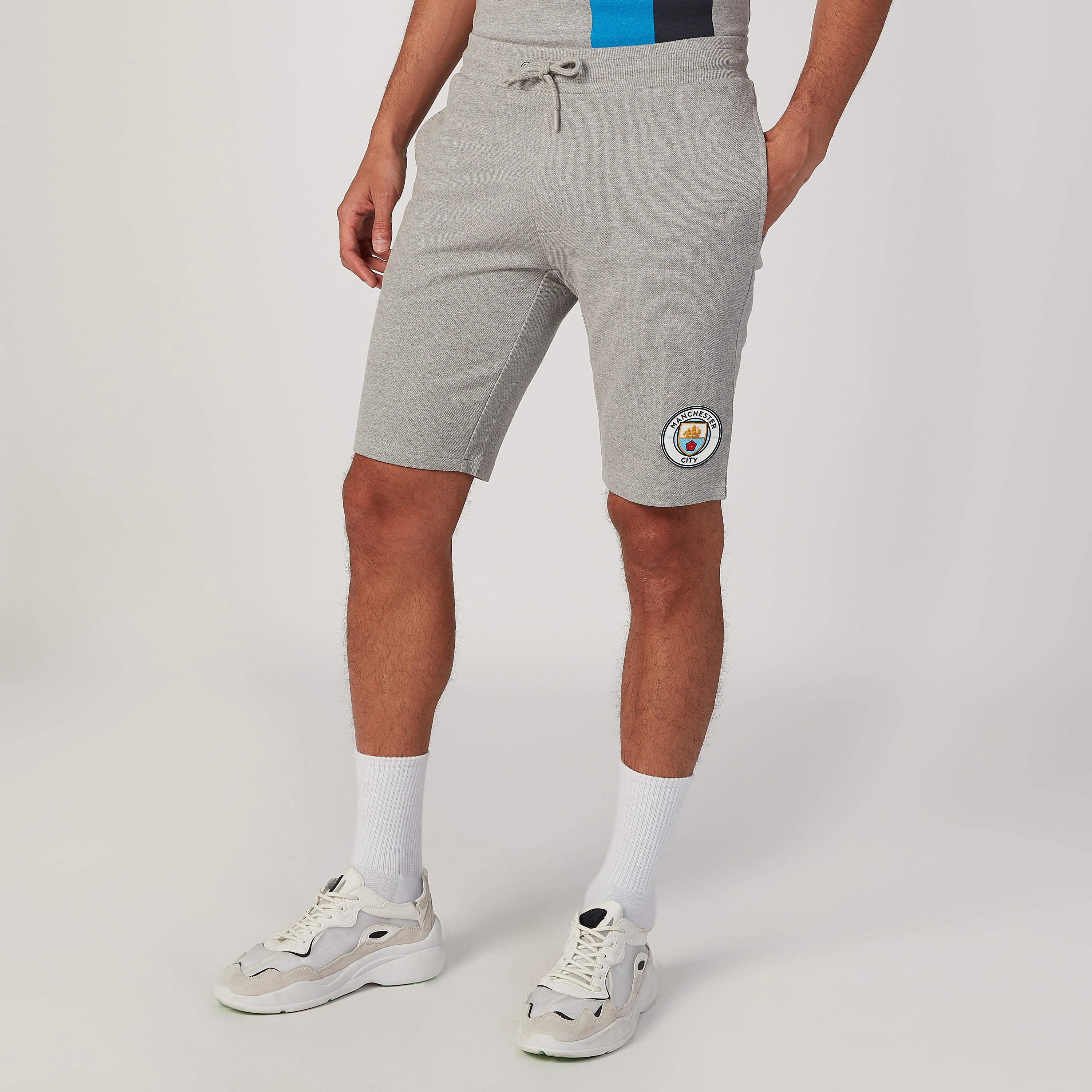 شورت سادة بخصر مطاطي وجيوب-men-clothing-sportswearandactivewear-bottoms-image-1
