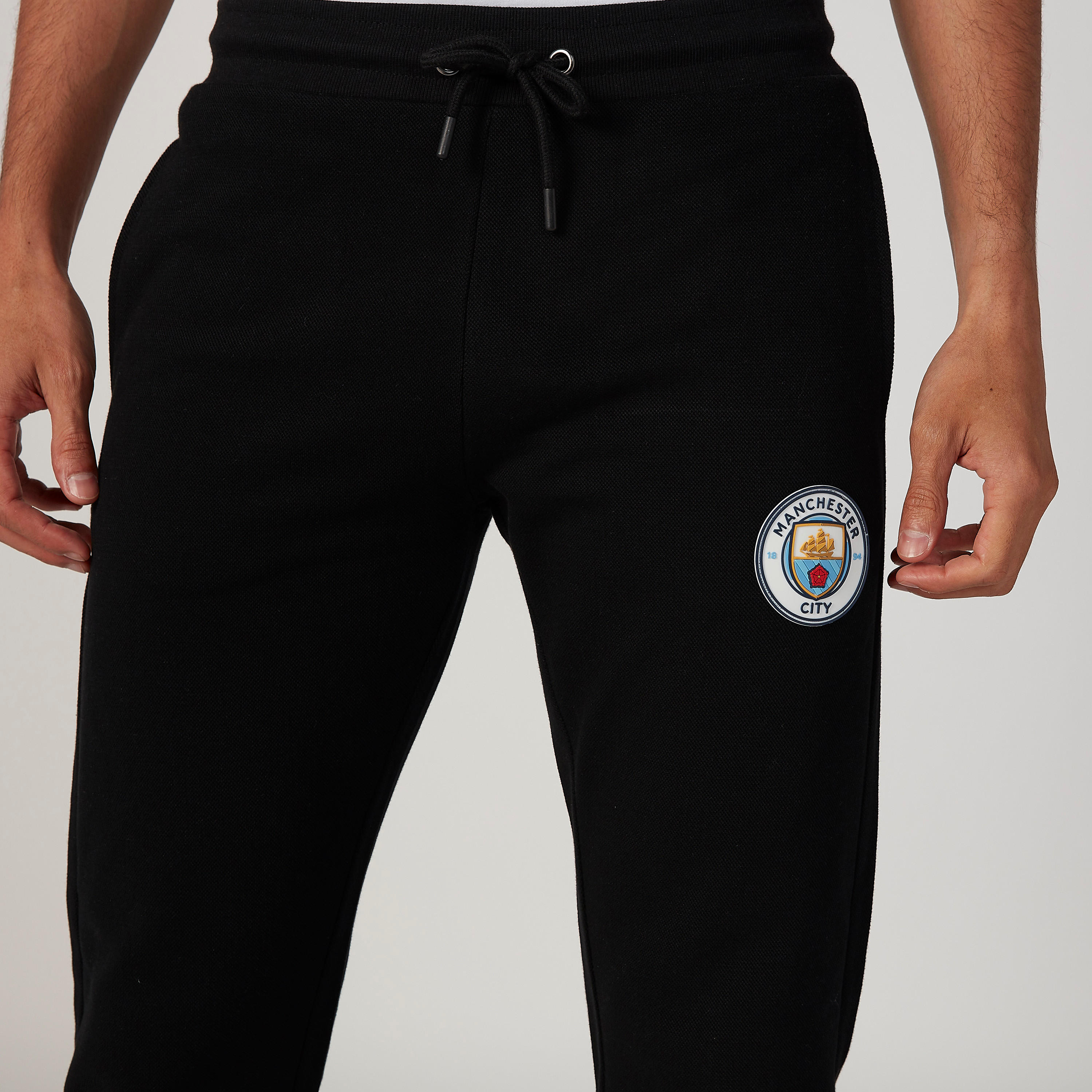 بنطلون رياضي سادة بخصر مطّاطي وجيوب-men-clothing-sportswearandactivewear-bottoms-image-2