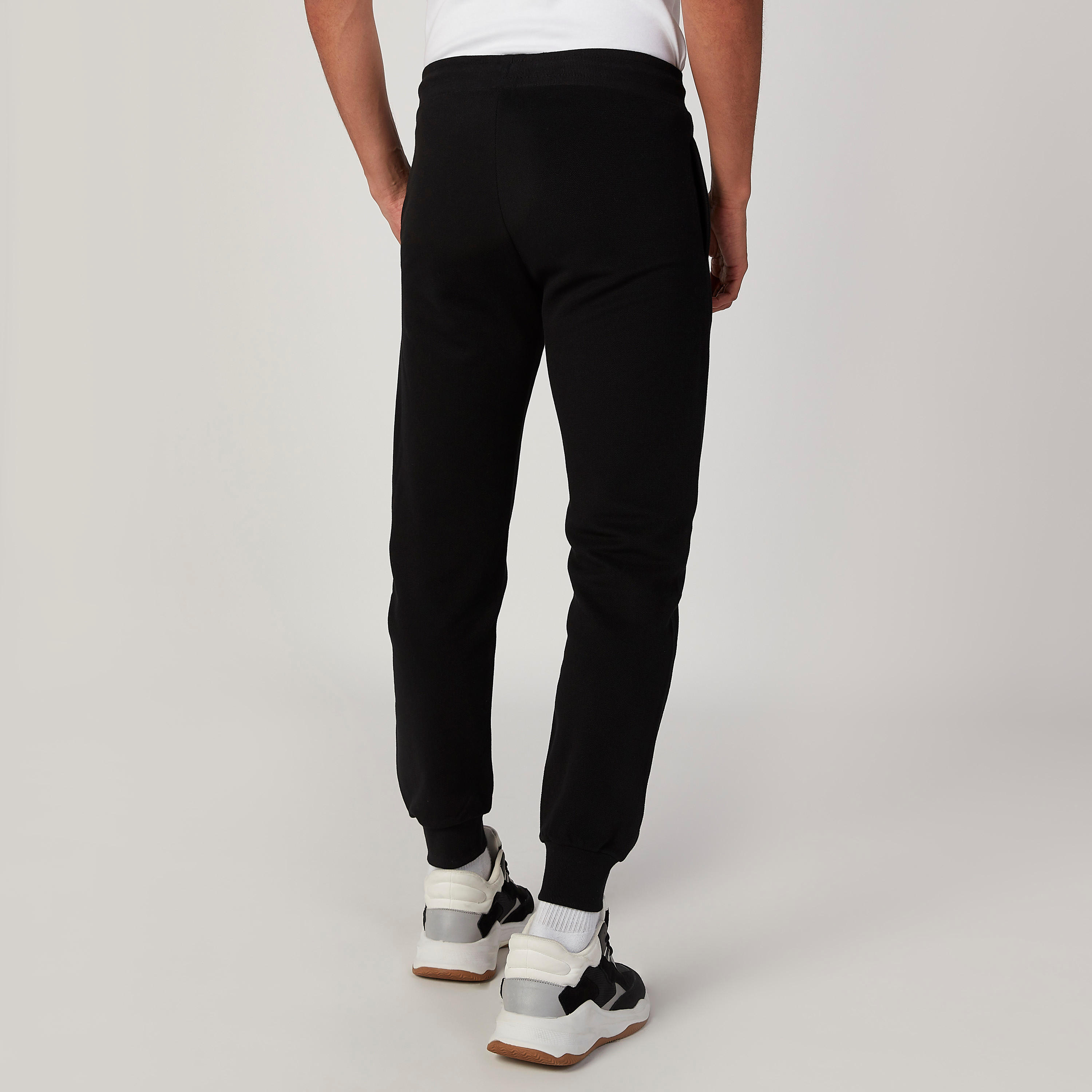 بنطلون رياضي سادة بخصر مطّاطي وجيوب-men-clothing-sportswearandactivewear-bottoms-image-1