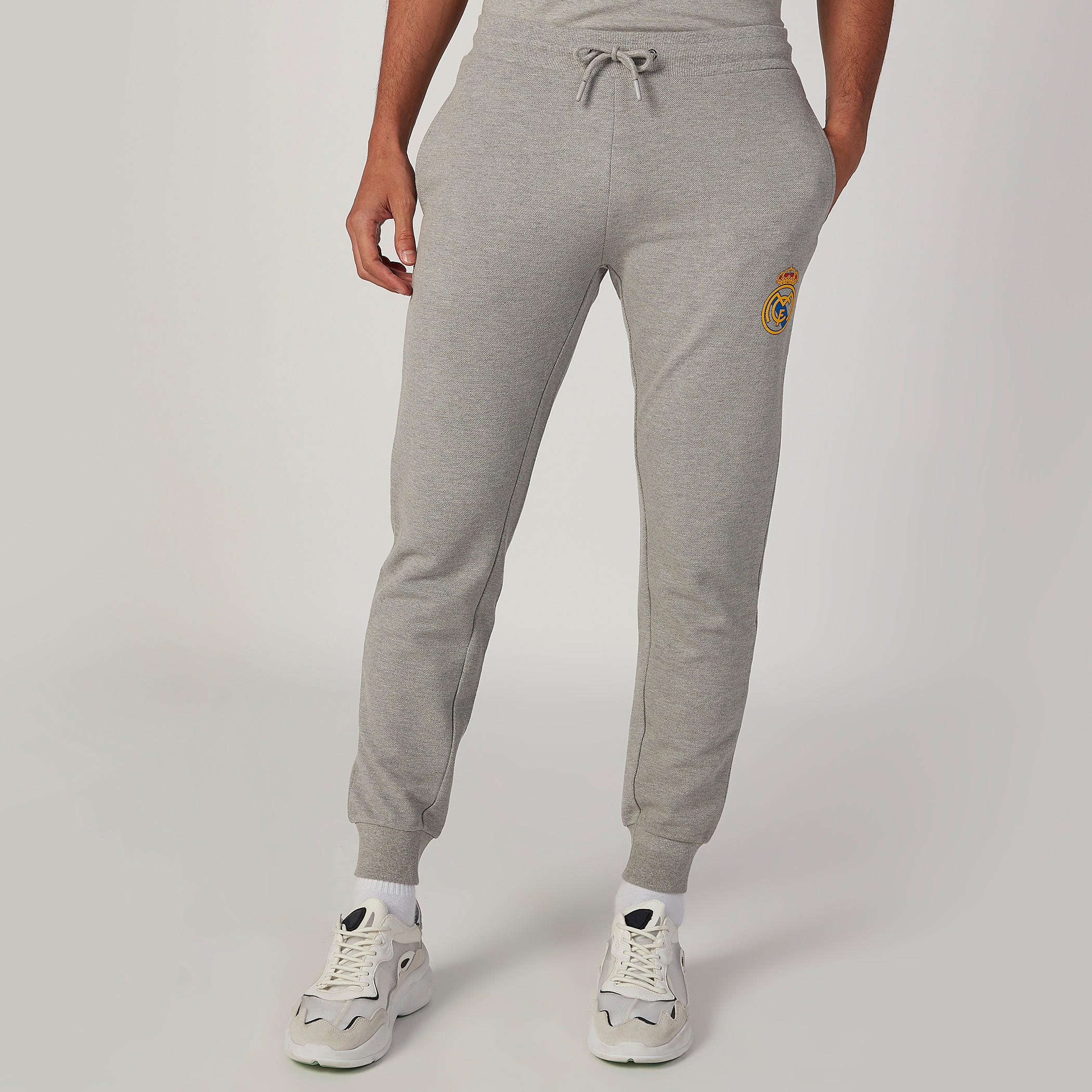 بنطلون رياضي بخصر مطّاطي وجيوب وطبعات-men-clothing-sportswearandactivewear-bottoms-image-1