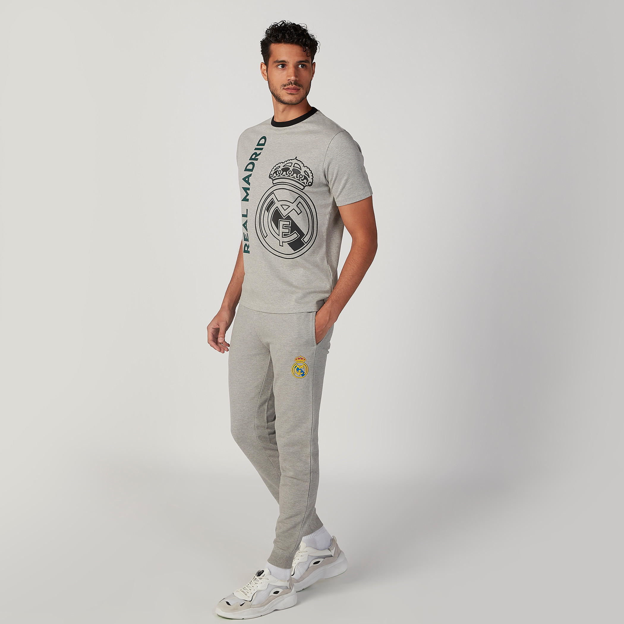 بنطلون رياضي بخصر مطّاطي وجيوب وطبعات-men-clothing-sportswearandactivewear-bottoms-image-2