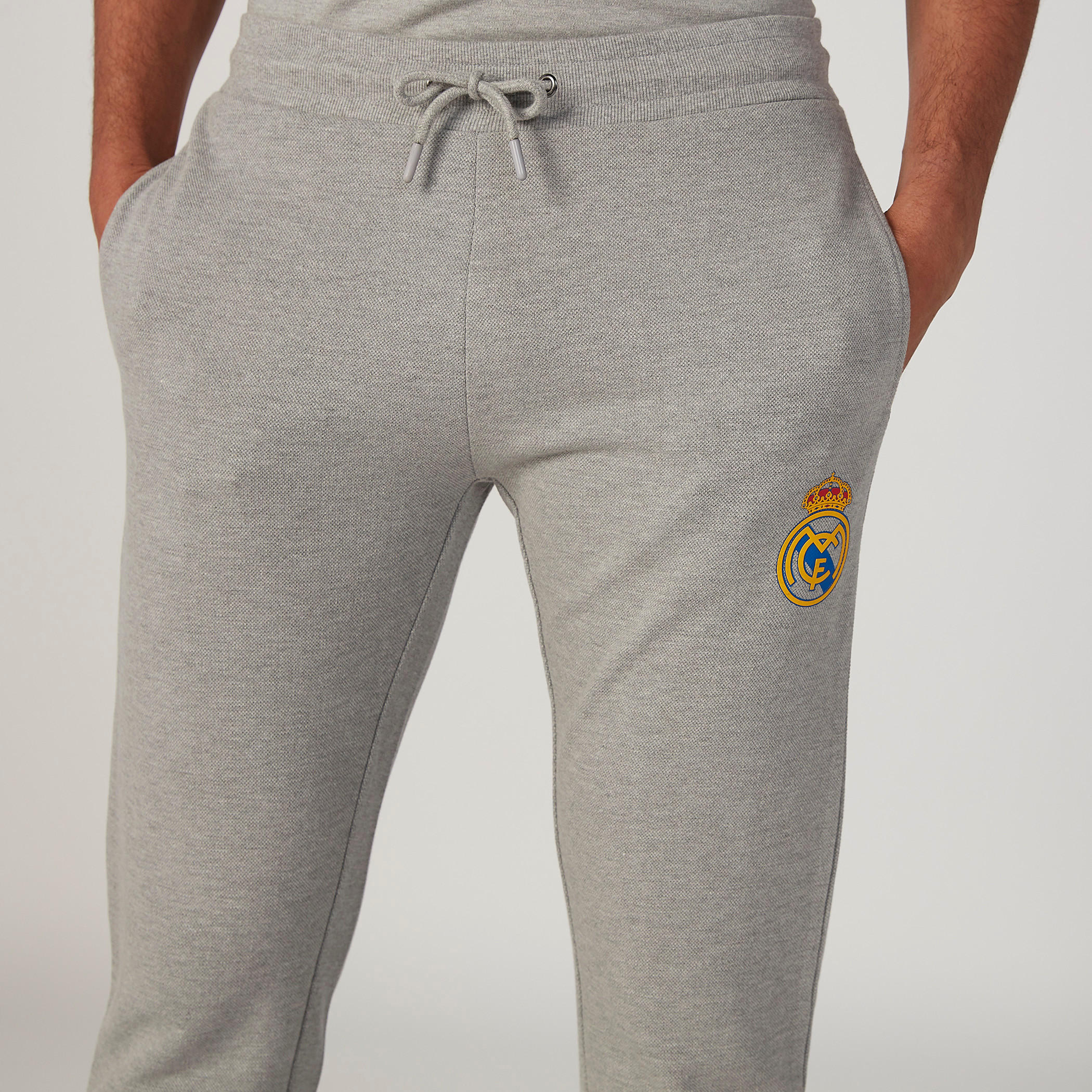 بنطلون رياضي بخصر مطّاطي وجيوب وطبعات-men-clothing-sportswearandactivewear-bottoms-image-3