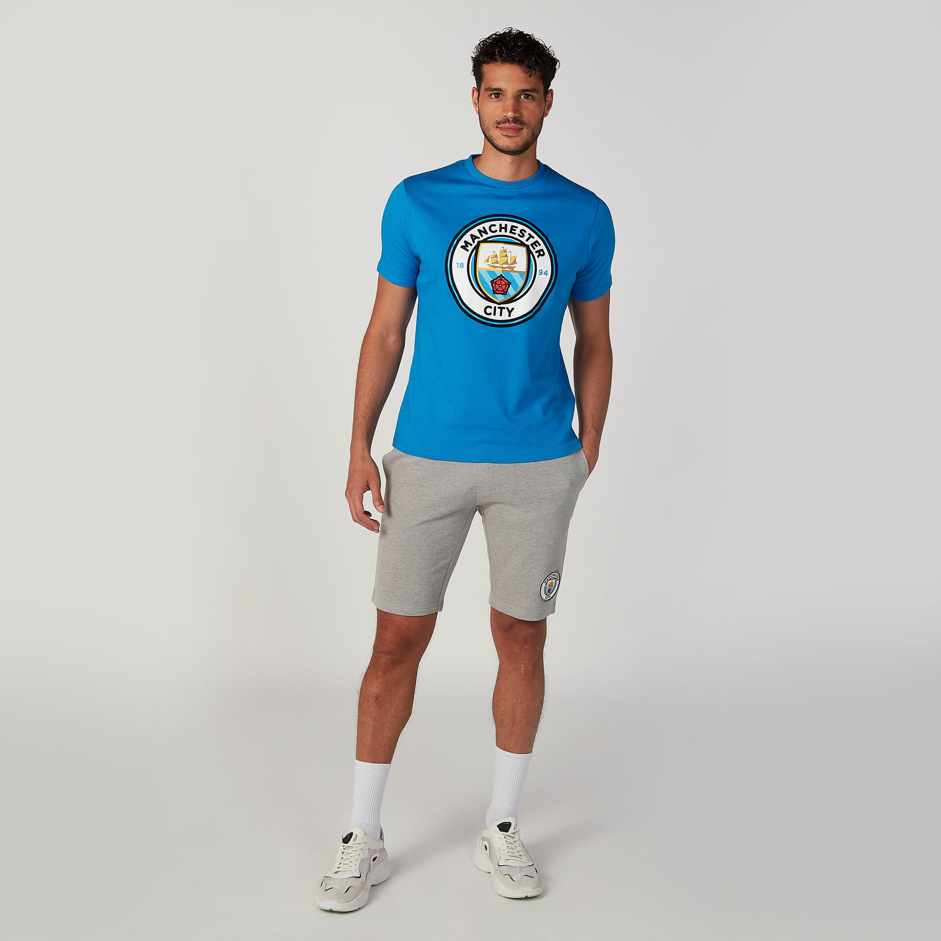 تيشيرت بياقة ضيّقة وأكمام قصيرة وطبعات-men-clothing-sportswearandactivewear-tshirtsandpolos-image-2