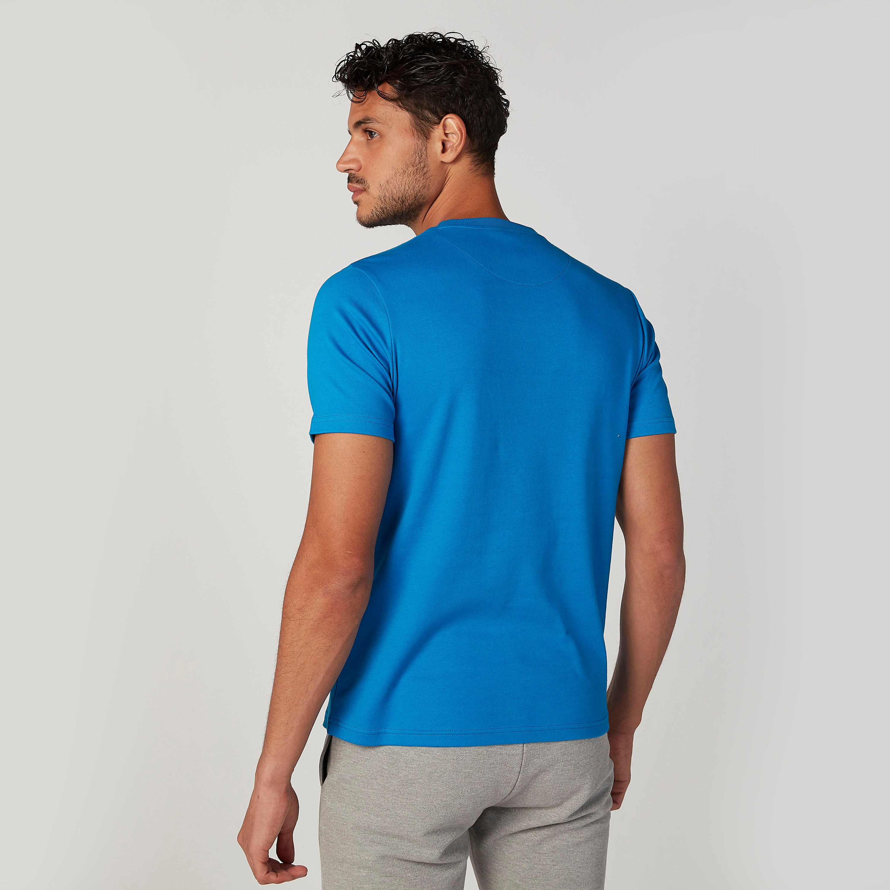 تيشيرت بياقة ضيّقة وأكمام قصيرة وطبعات-men-clothing-sportswearandactivewear-tshirtsandpolos-image-4