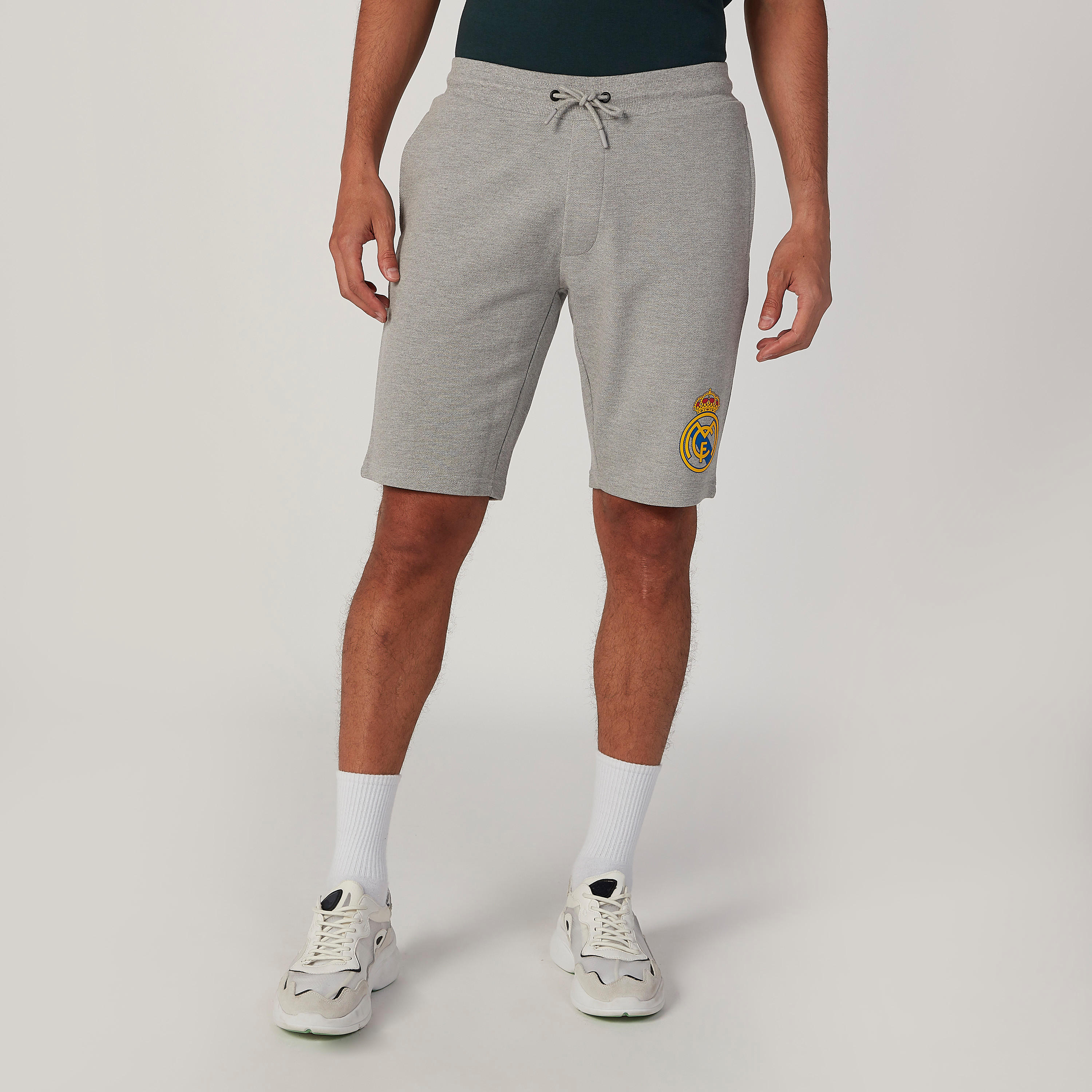 شورت بخصر مطّاطي وجيوب وطبعات-men-clothing-sportswearandactivewear-bottoms-image-1