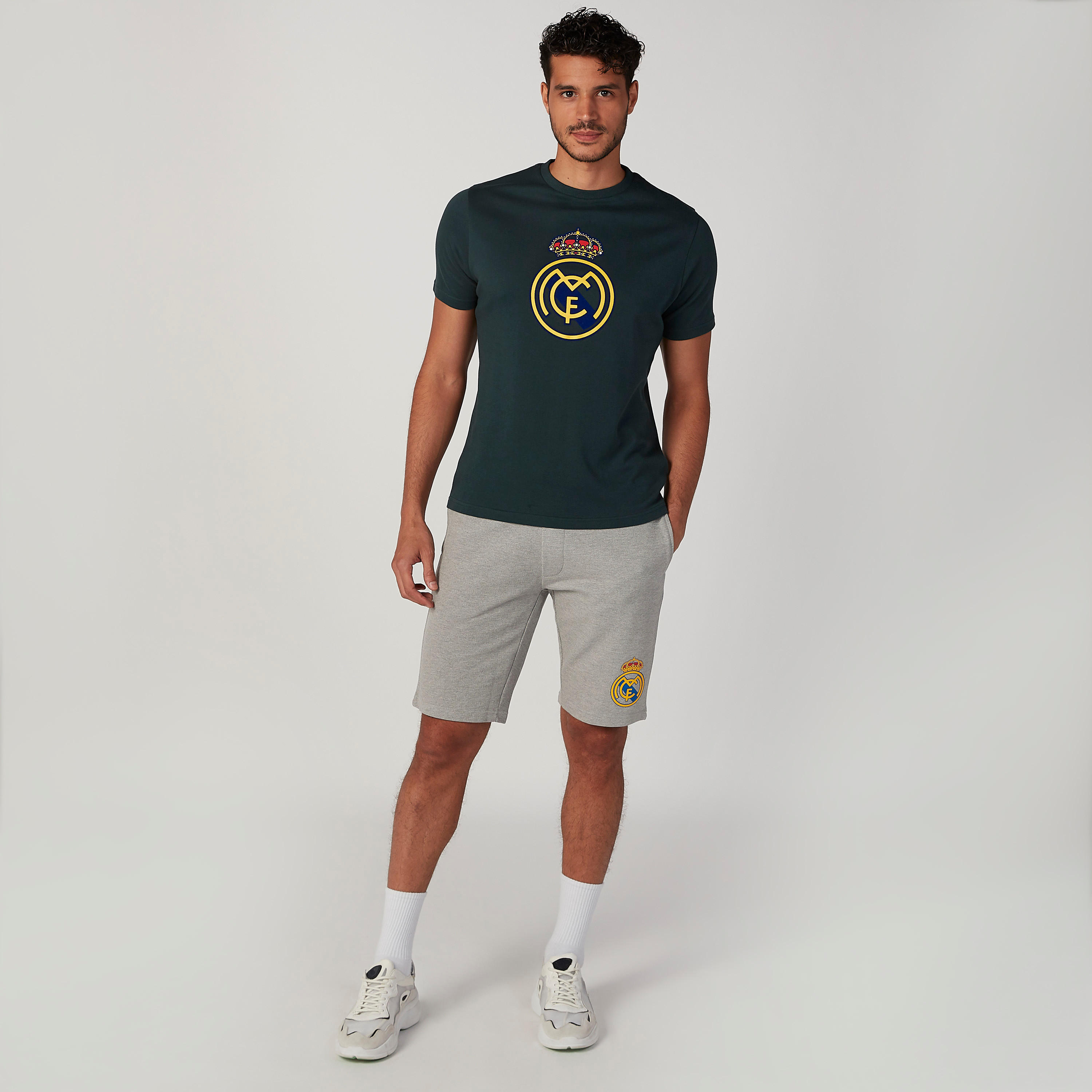 شورت بخصر مطّاطي وجيوب وطبعات-men-clothing-sportswearandactivewear-bottoms-image-2