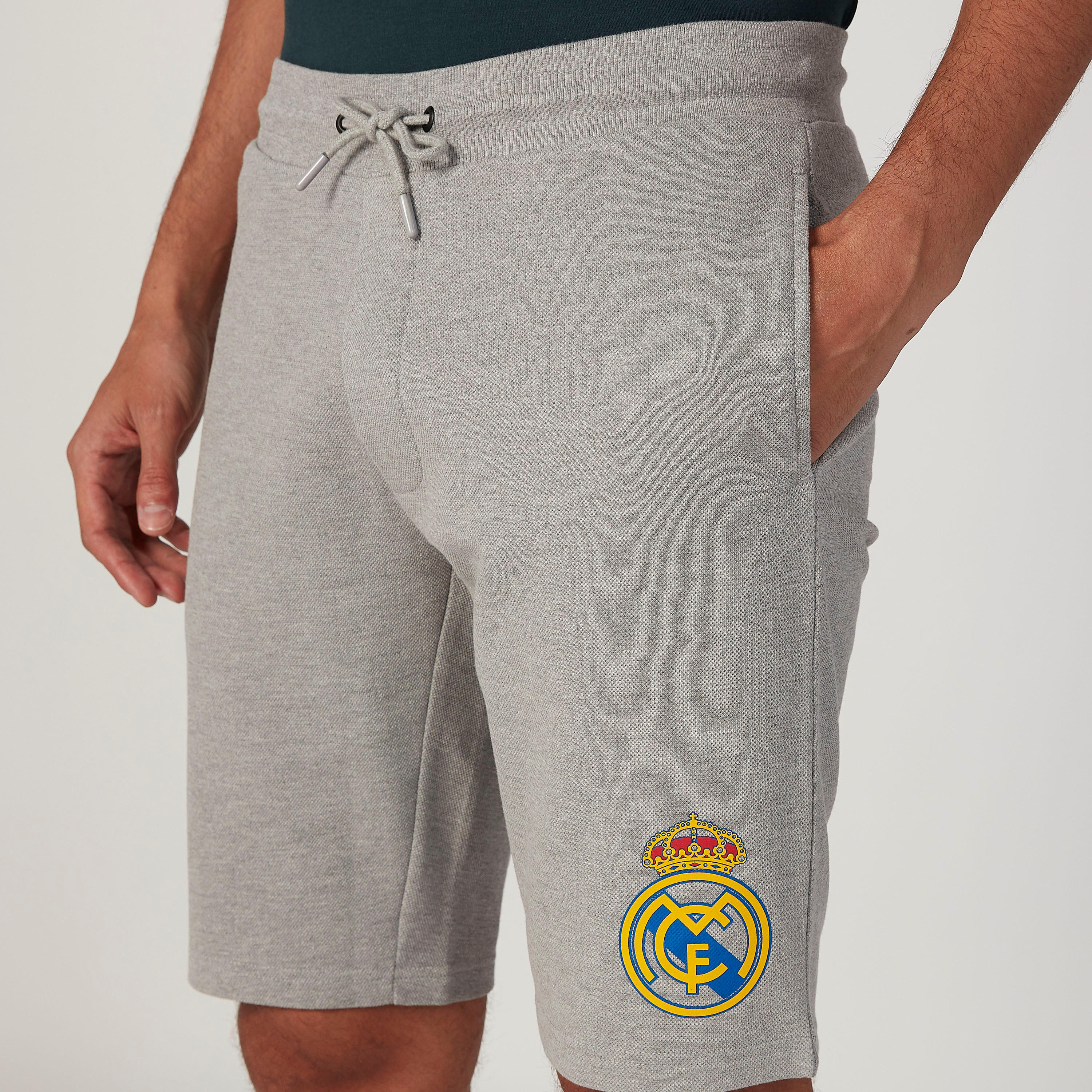 شورت بخصر مطّاطي وجيوب وطبعات-men-clothing-sportswearandactivewear-bottoms-image-3