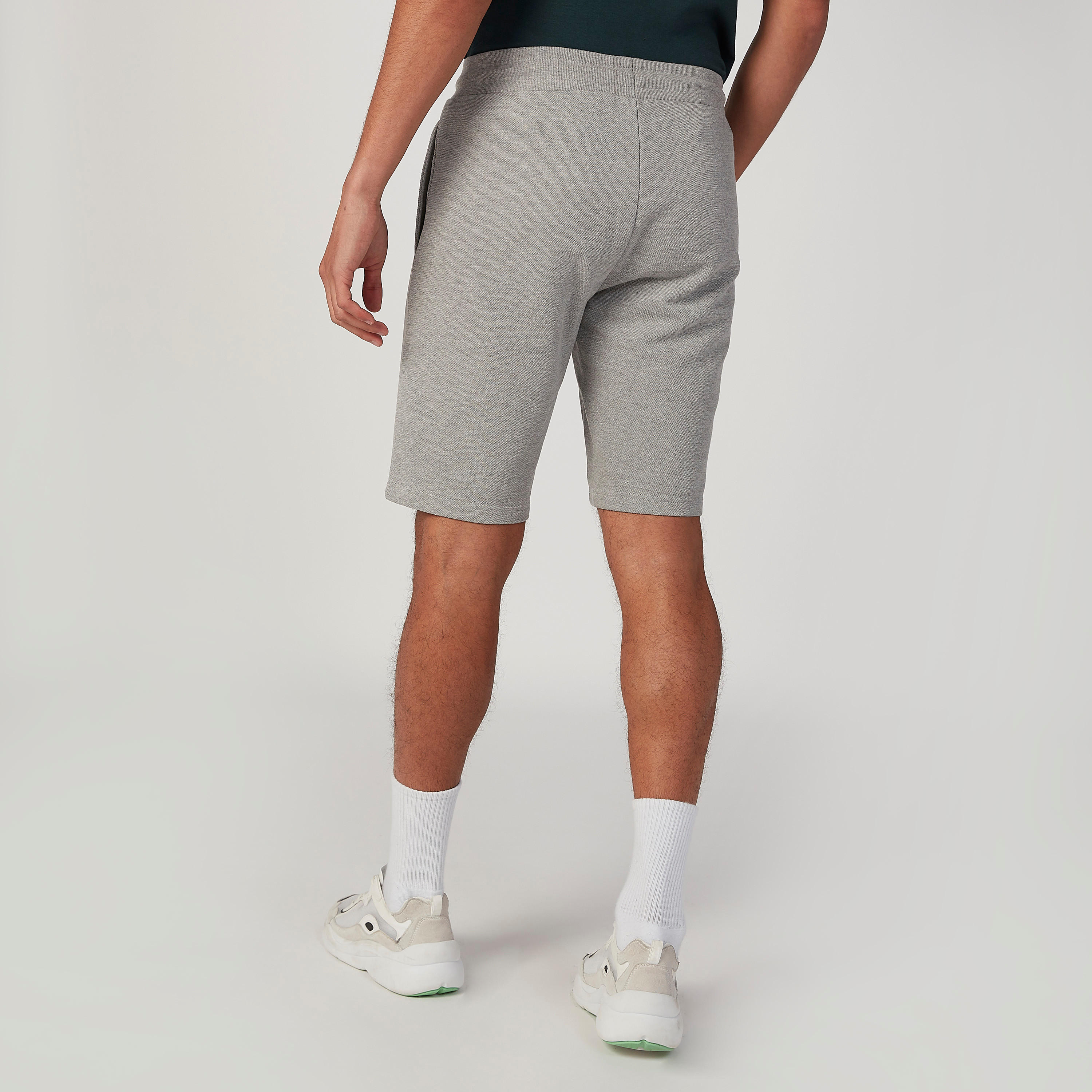 شورت بخصر مطّاطي وجيوب وطبعات-men-clothing-sportswearandactivewear-bottoms-image-4