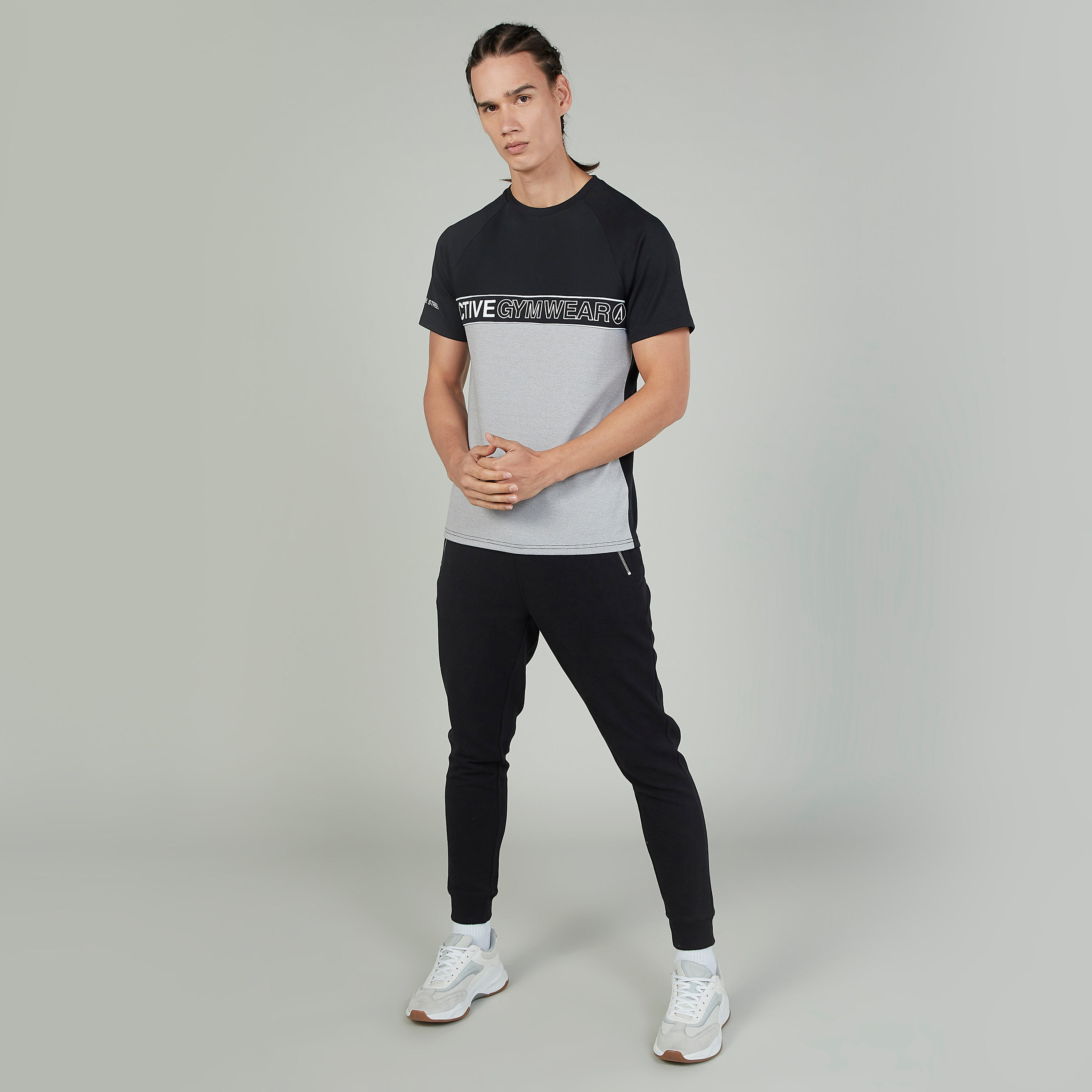 تيشيرت مستدام بياقة مستديرة وأكمام قصيرة وطبعات -men-clothing-sportswearandactivewear-tshirtsandpolos-image-2
