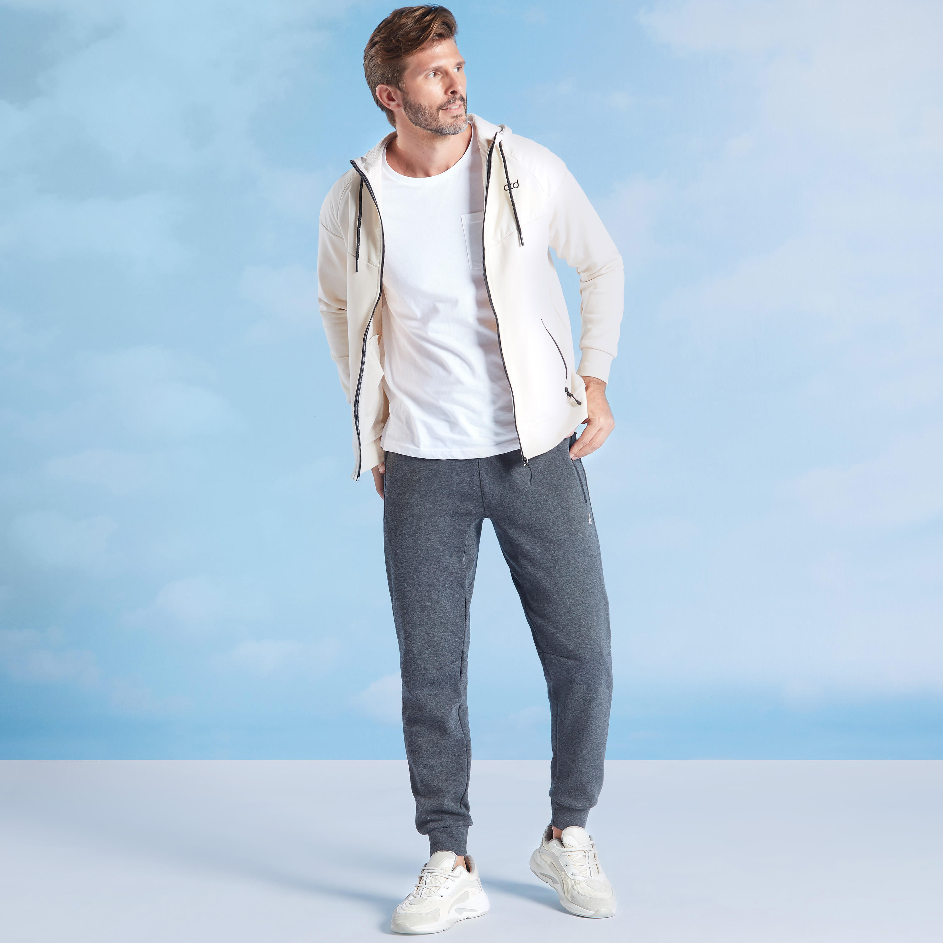 جاكيت سادة بقبعة وأكمام طويلة-men-winterwear-hoodiesandsweatshirts-image-2