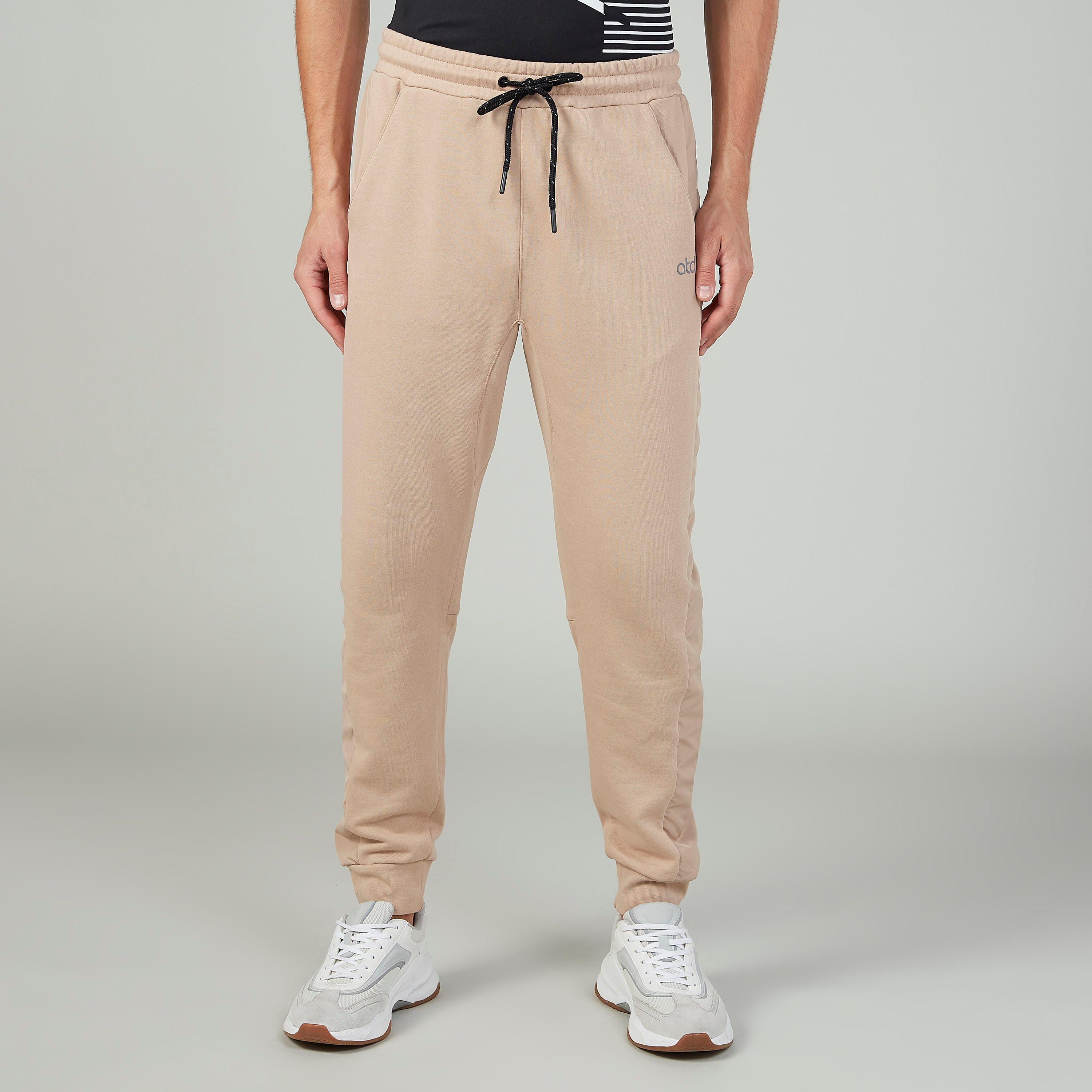 بنطلون رياضي طويل برباط وجيوب وطبعات-men-clothing-sportswearandactivewear-bottoms-image-1